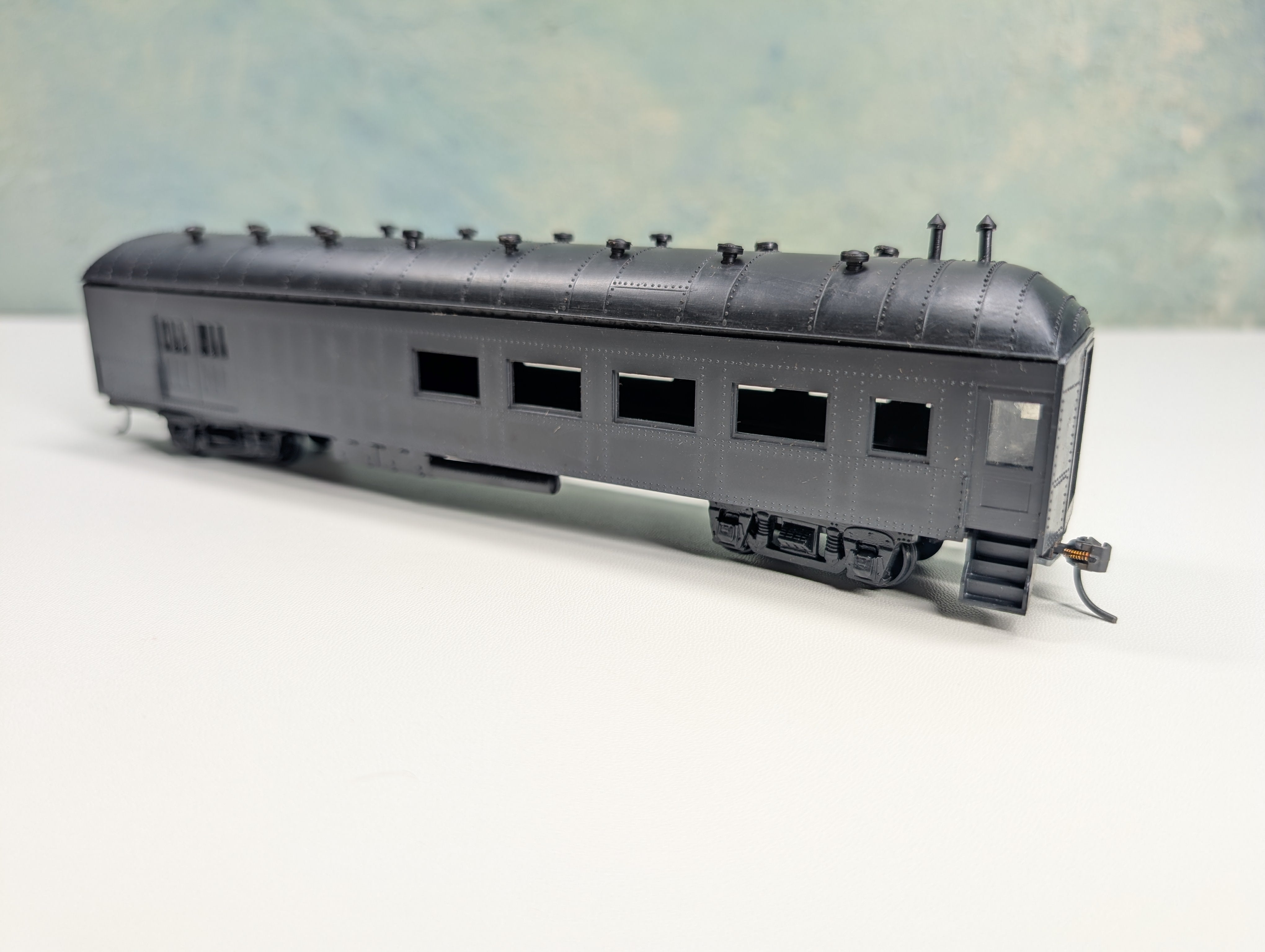USED Roundhouse HO Scale Harriman Style Combination Passenger Car Black Undecorated