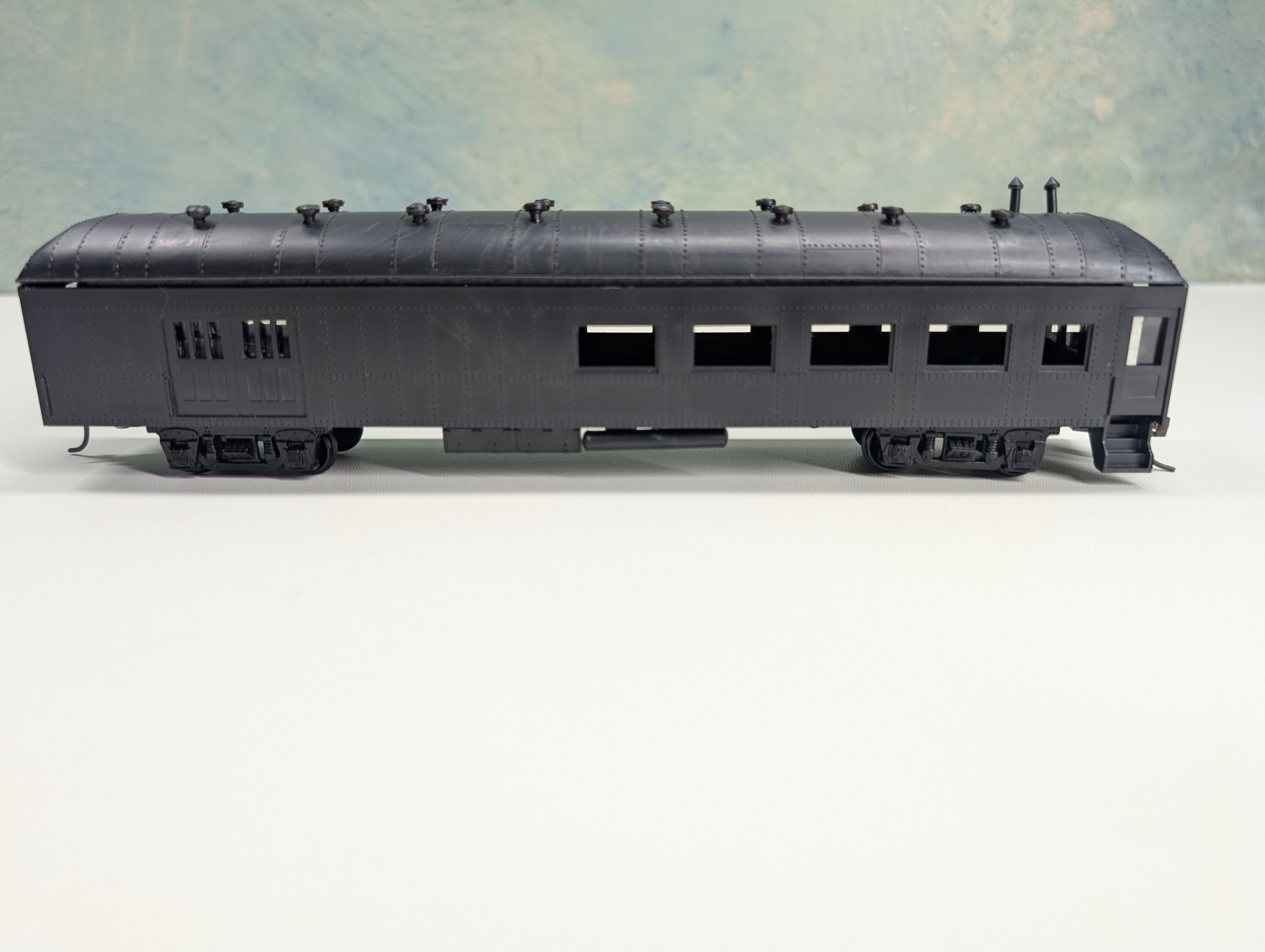 USED Roundhouse HO Scale Harriman Style Combination Passenger Car Black Undecorated
