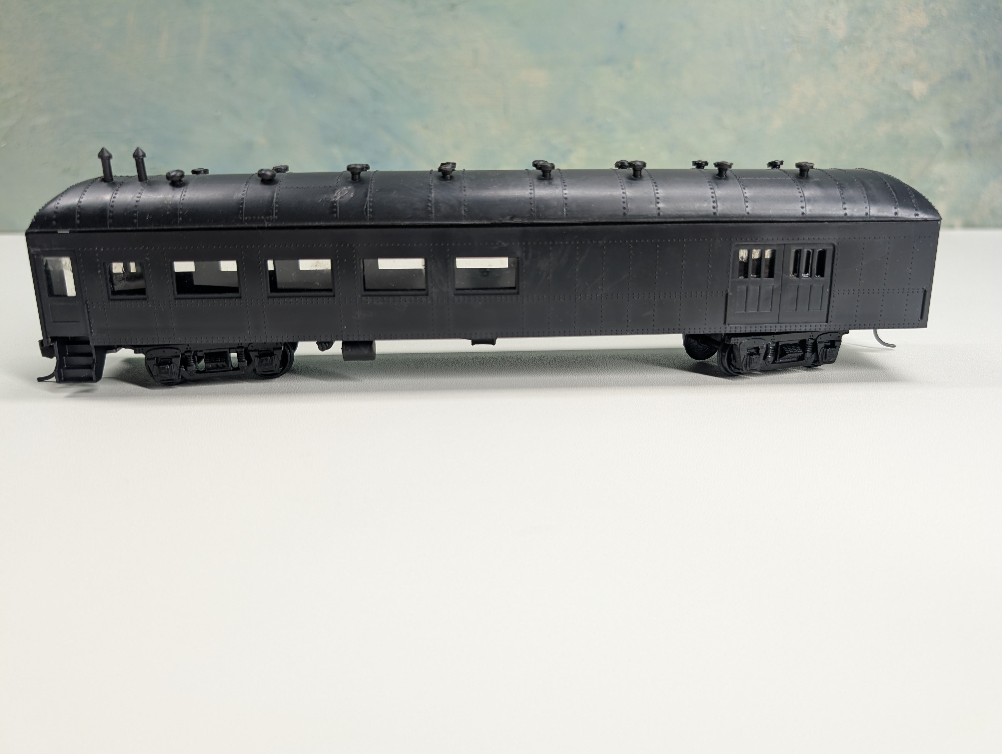 USED Roundhouse HO Scale Harriman Style Combination Passenger Car Black Undecorated
