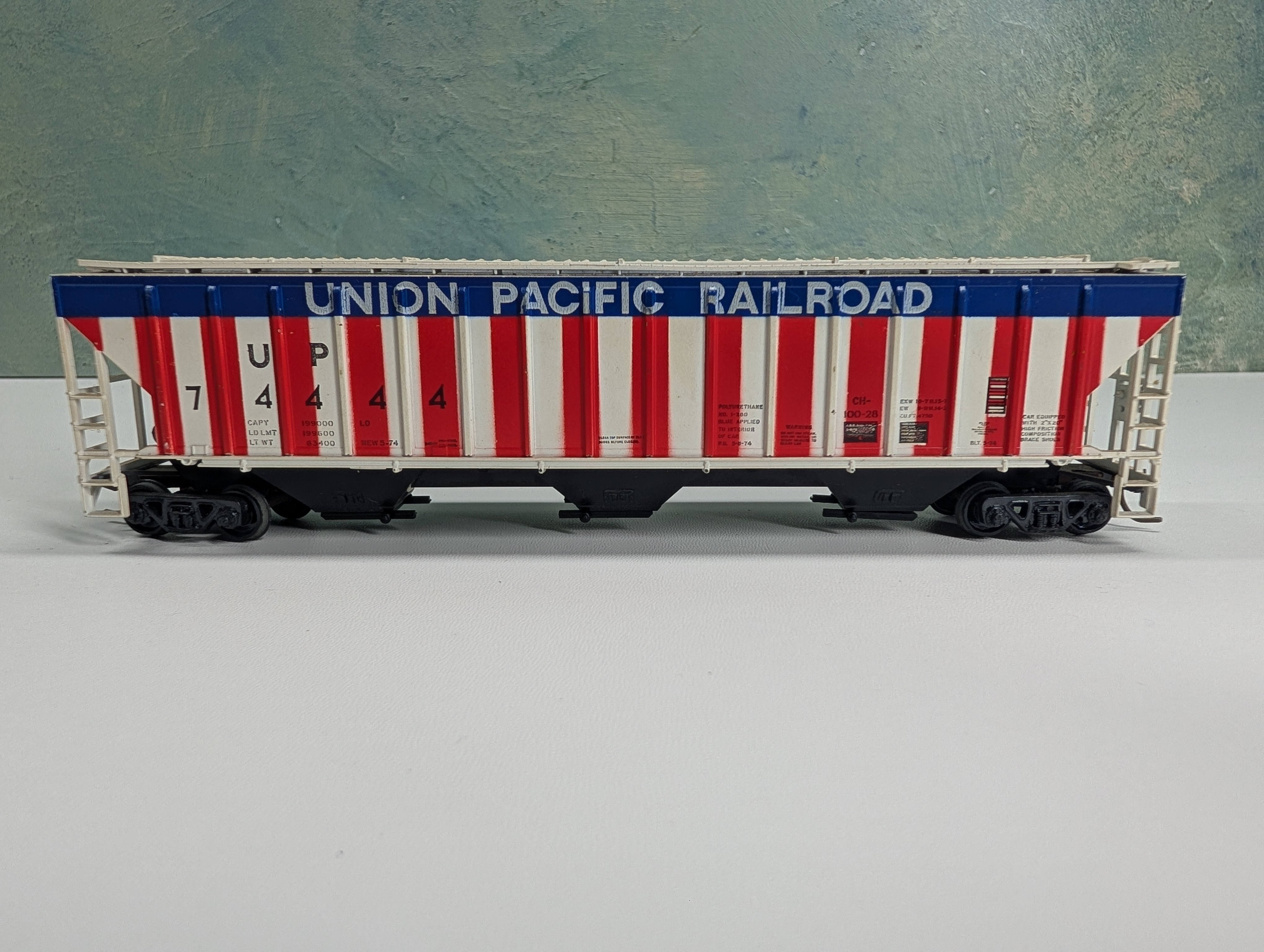 USED Athearn HO Scale 54' PS Ribside Covered Hopper Union Pacific UP #74444 Bev-Bel Stripes Scheme