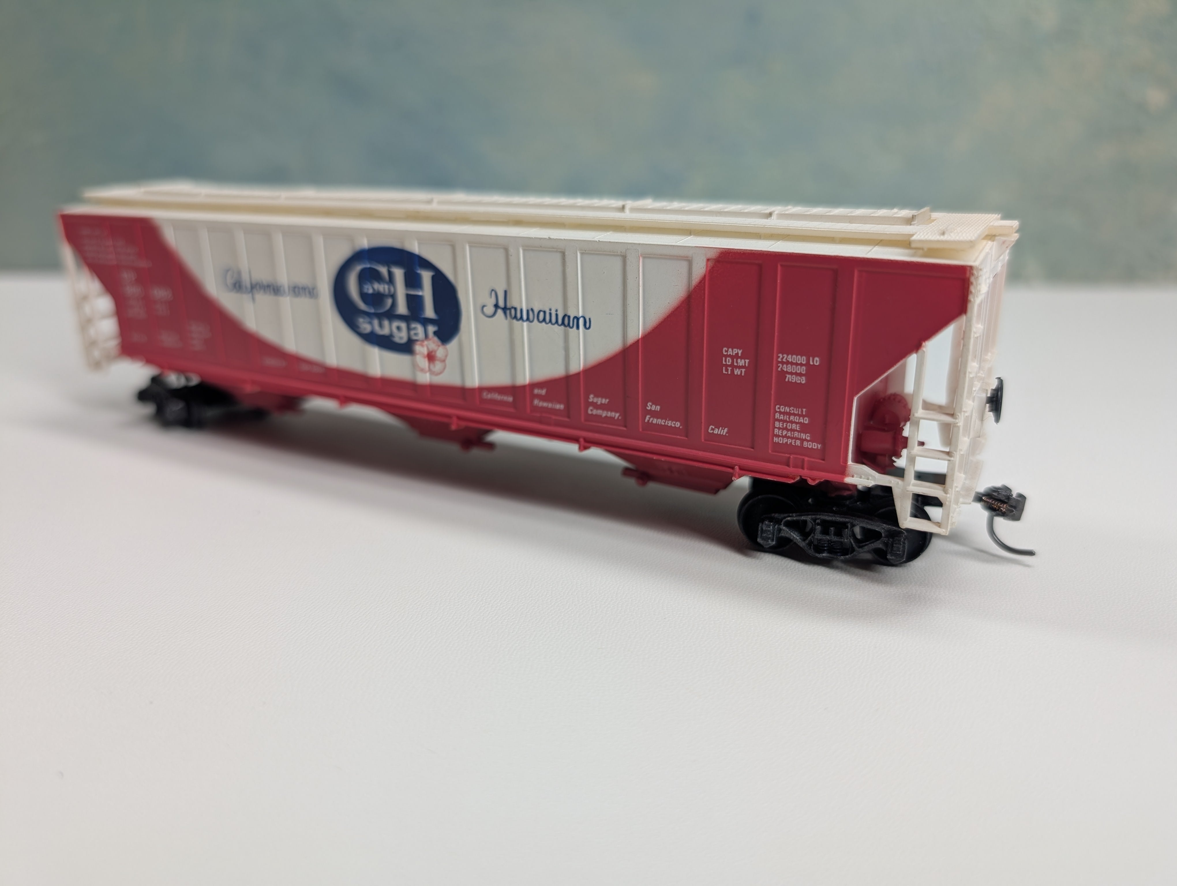 USED Tyco HO Scale 3 Bay Covered Hopper California & Hawaiian Sugar UP #960082 Kadee Trucks