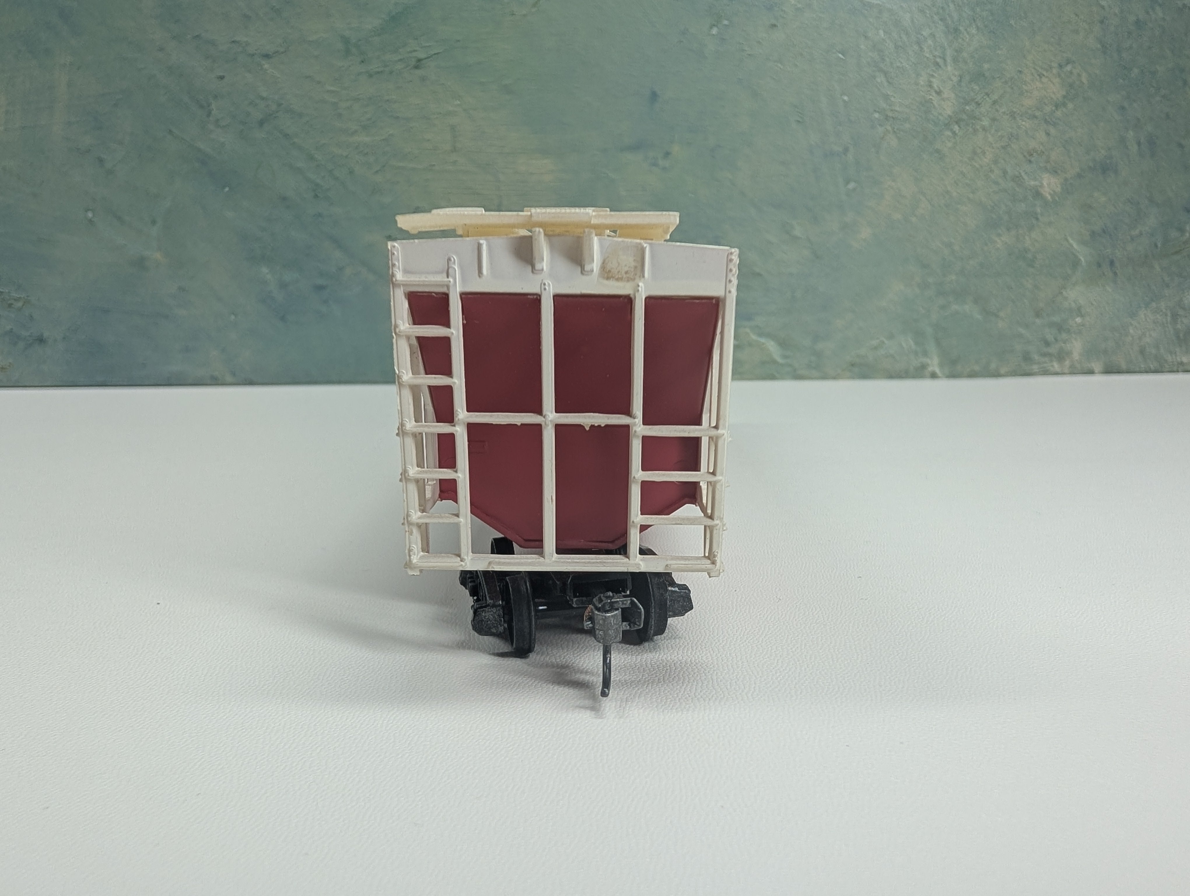 USED Tyco HO Scale 3 Bay Covered Hopper California & Hawaiian Sugar UP #960082 Kadee Trucks