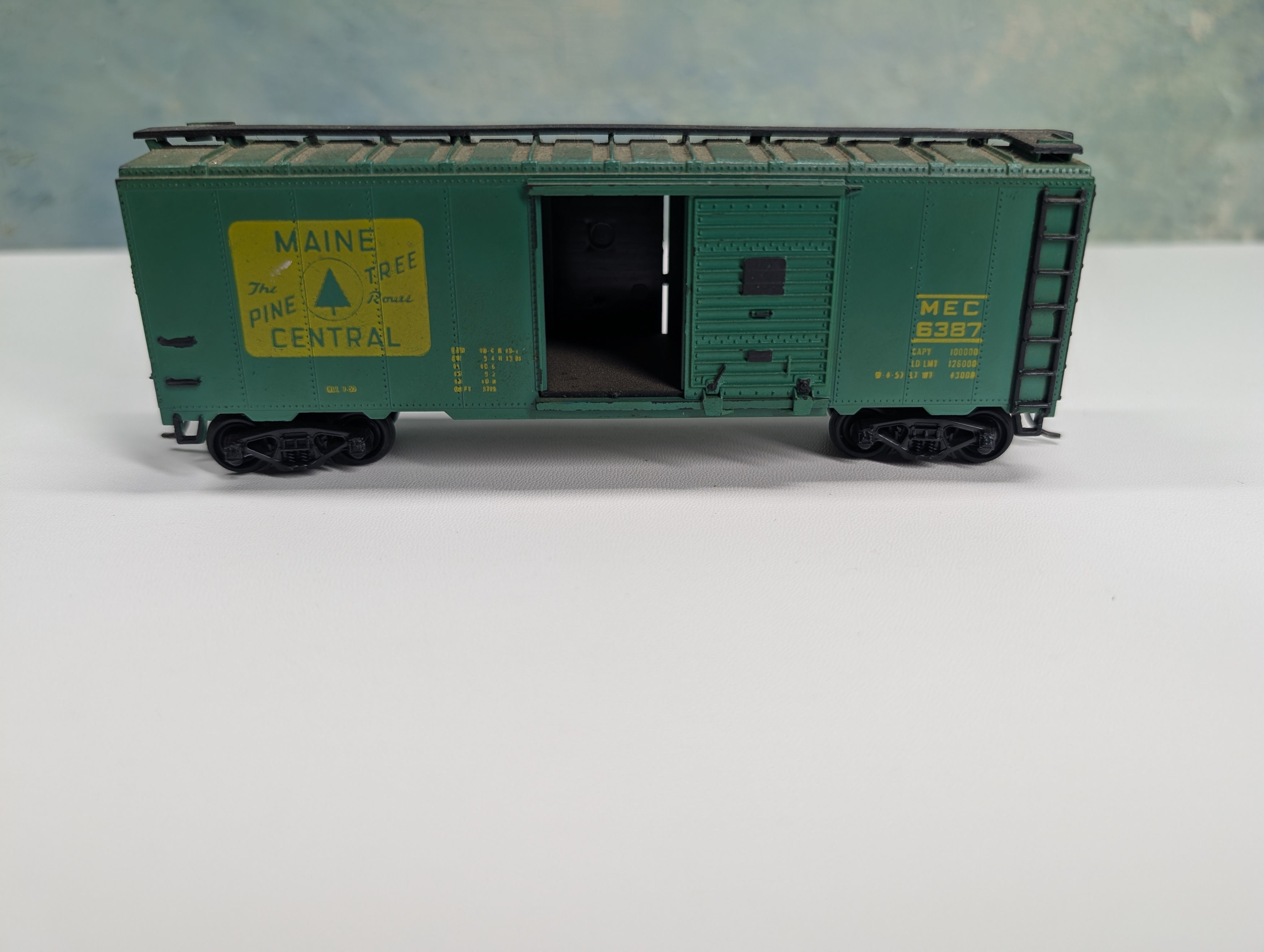 USED Athearn HO Scale 40' Box Car Maine Central MC #6387