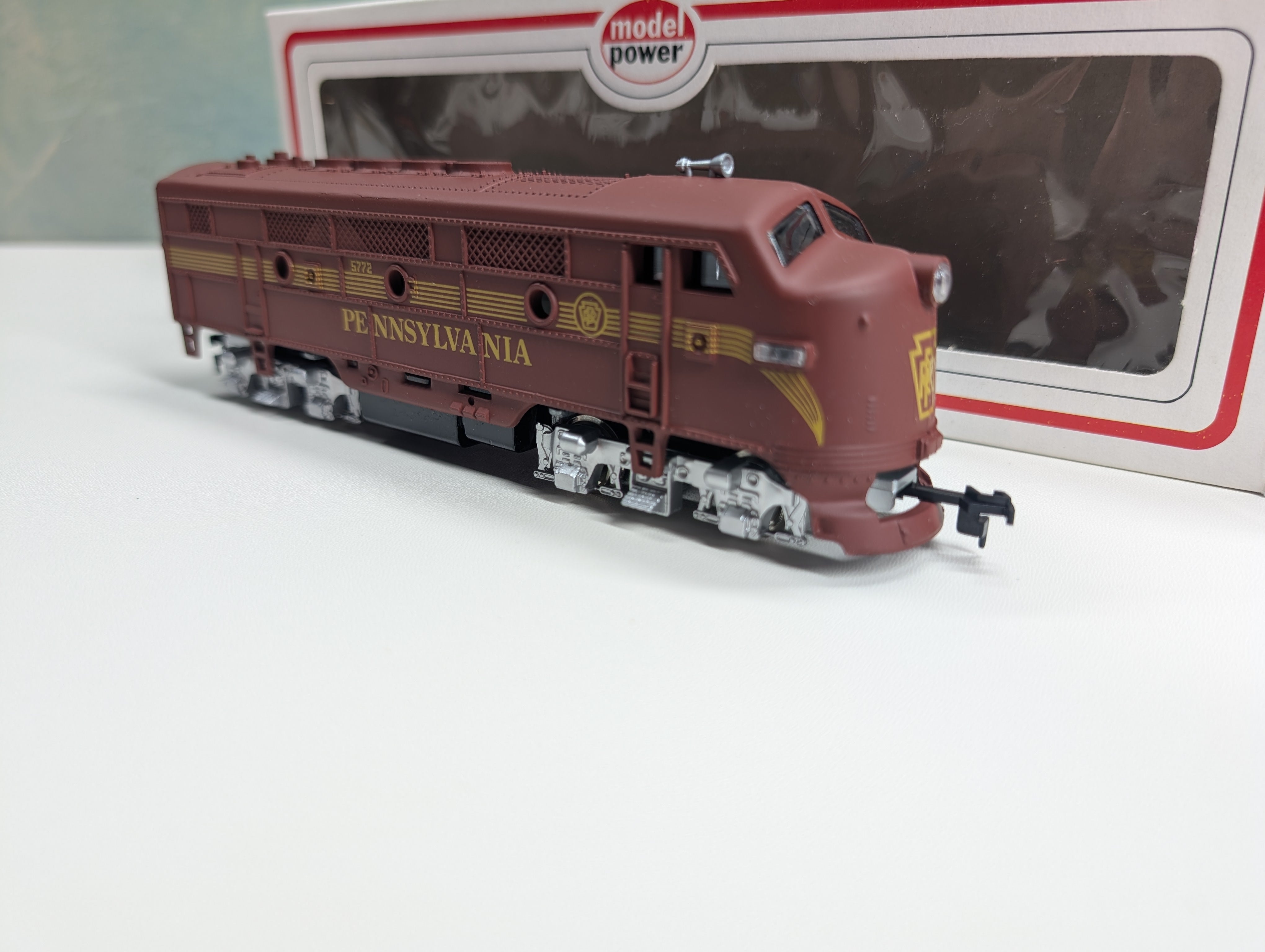 USED Model Power HO Scale F2 Diesel Locomotive Pennsylvania #5772 Runs Great DC