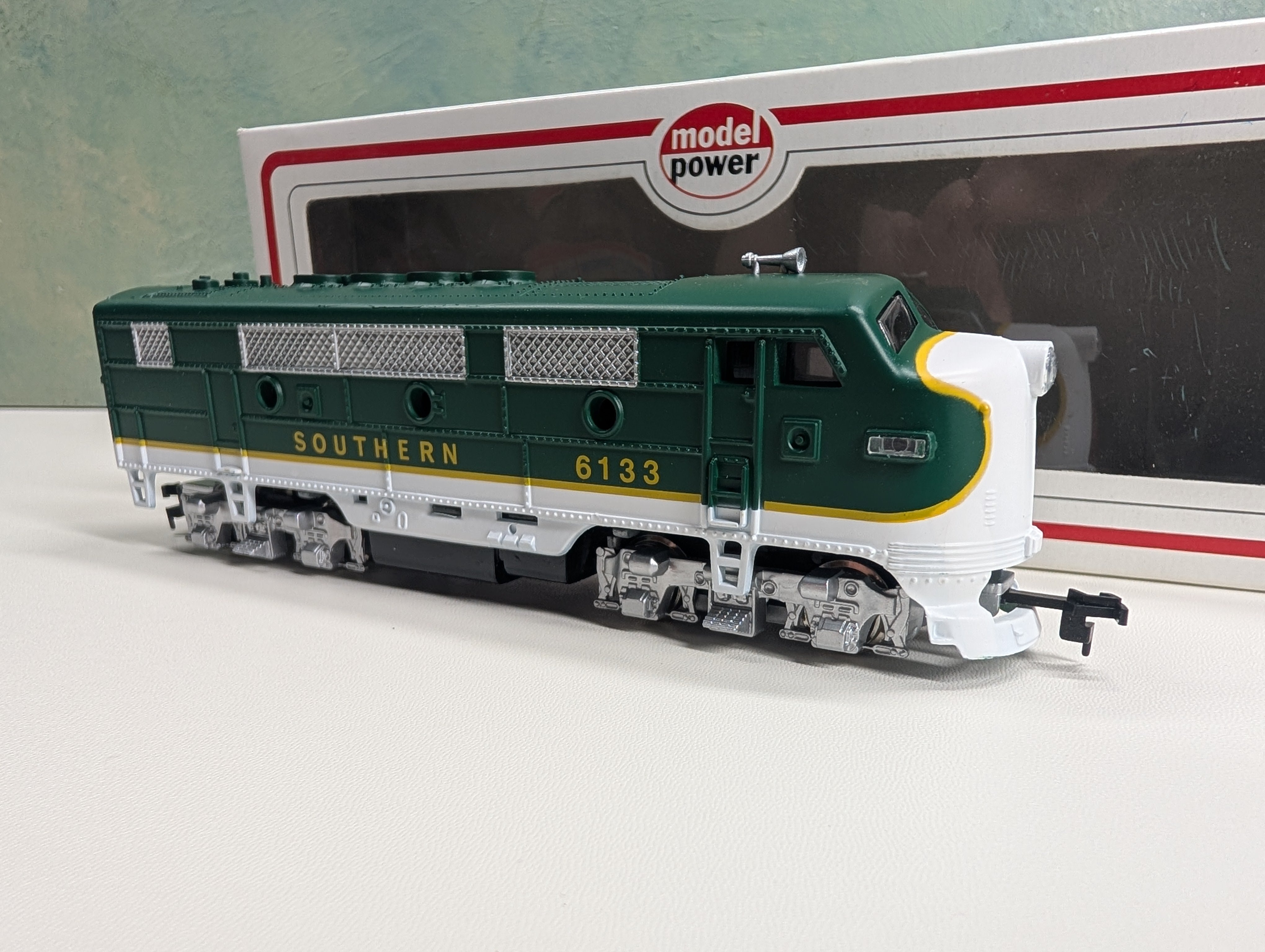 USED Model Power HO Scale F2 Diesel Locomotive Southern #6133 Runs Great DC