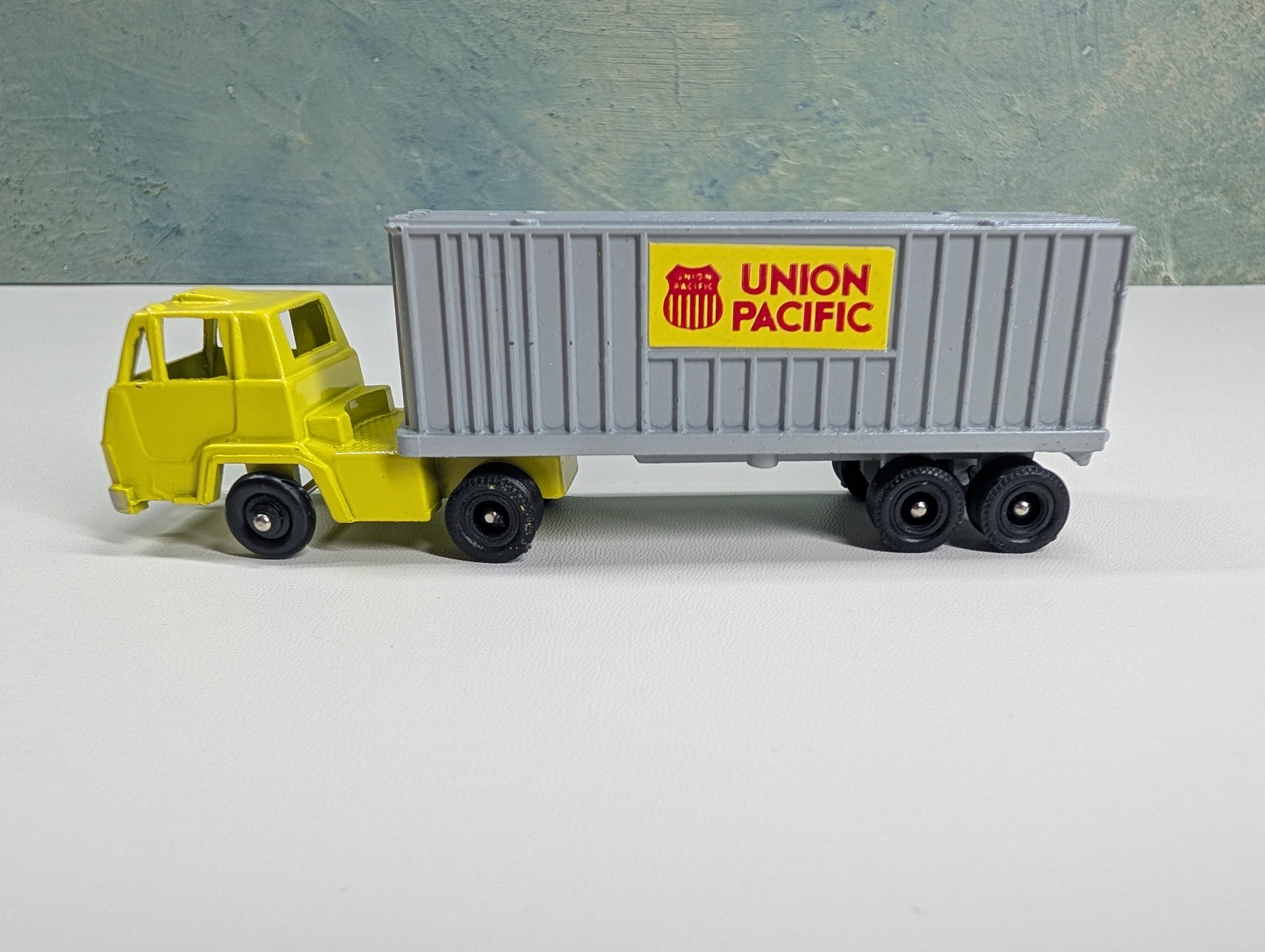 USED Lionel HO Scale Metal Trailer and Cab Union Pacific