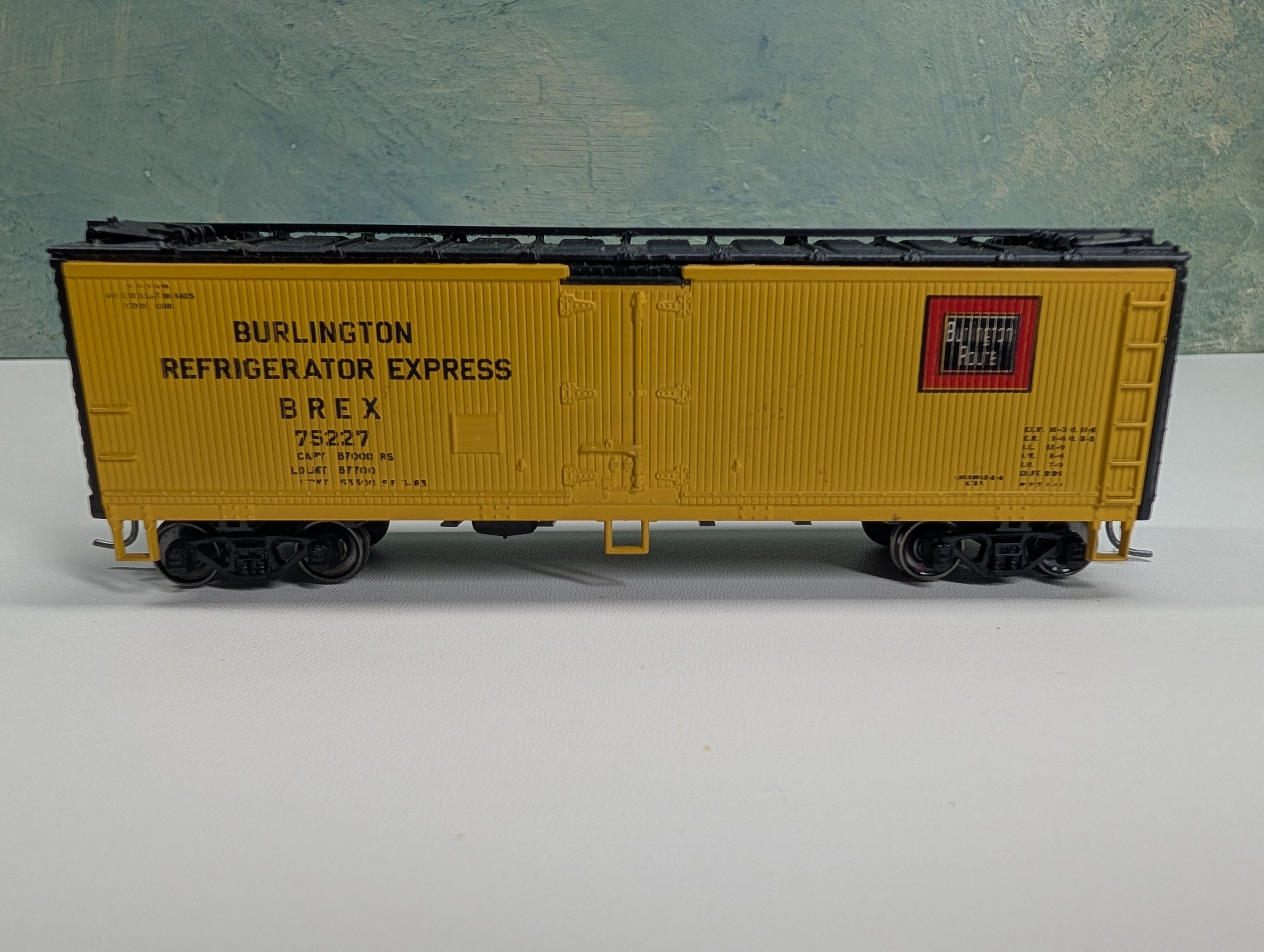USED Athearn HO Scale 40' Reefer Burlington BREX #75227 Metal Wheels