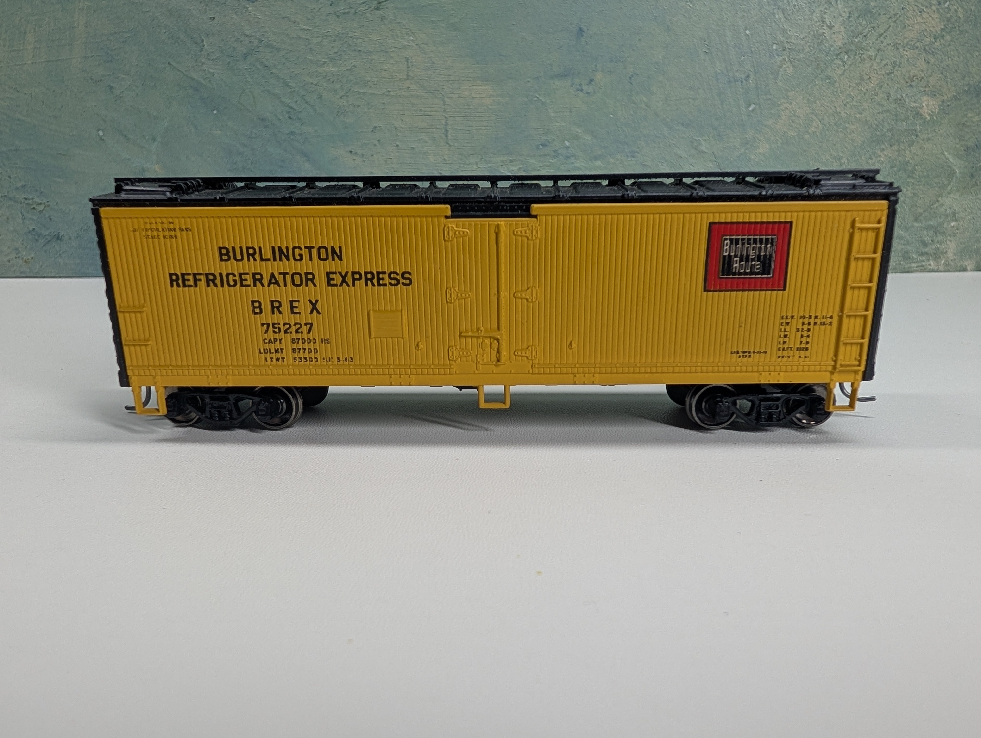 USED Athearn HO Scale 40' Reefer Burlington BREX #75227 Metal Wheels