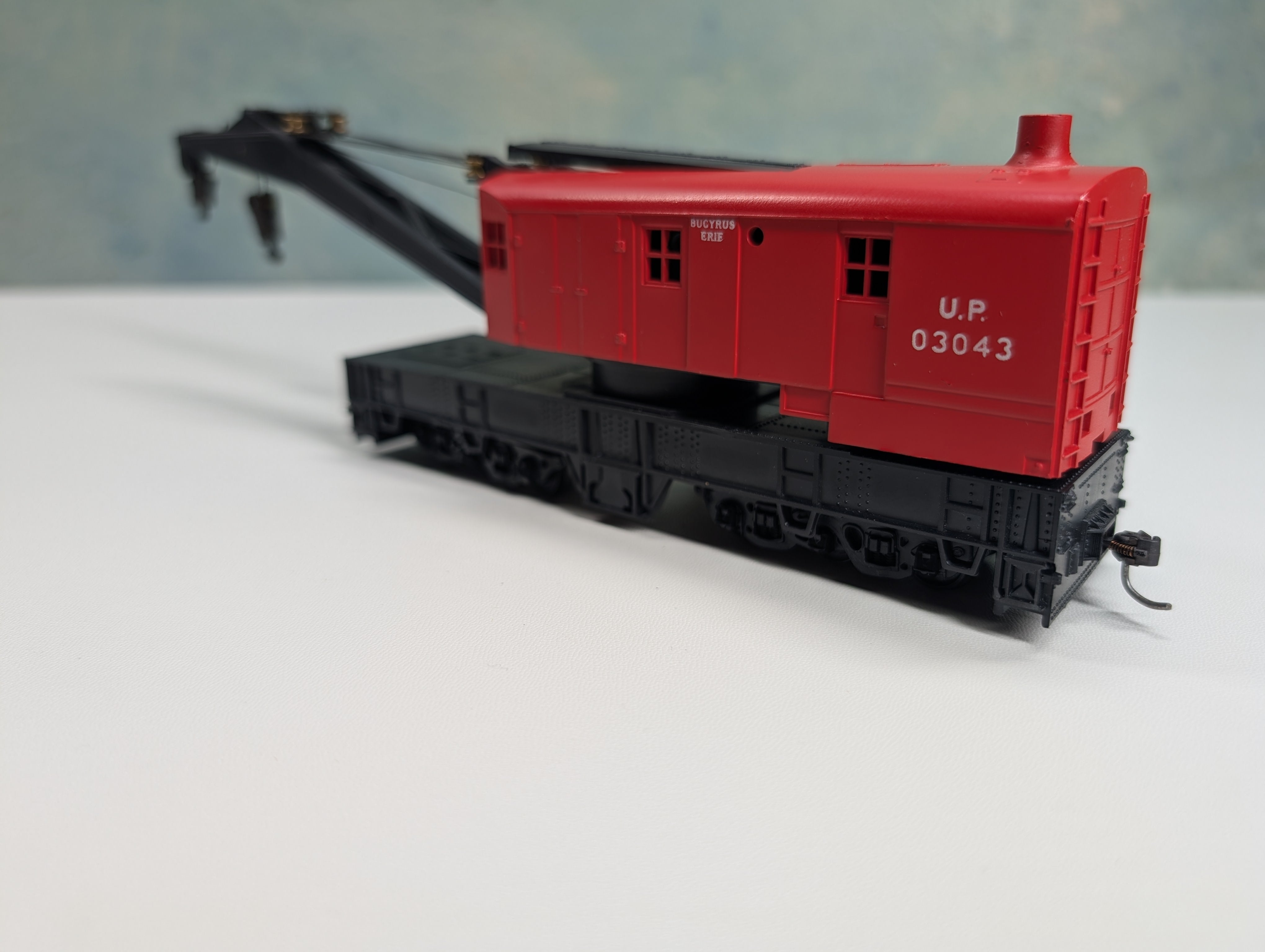 USED Athearn HO Scale 200 Ton Wreck Crane, Red Union Pacific UP #03043