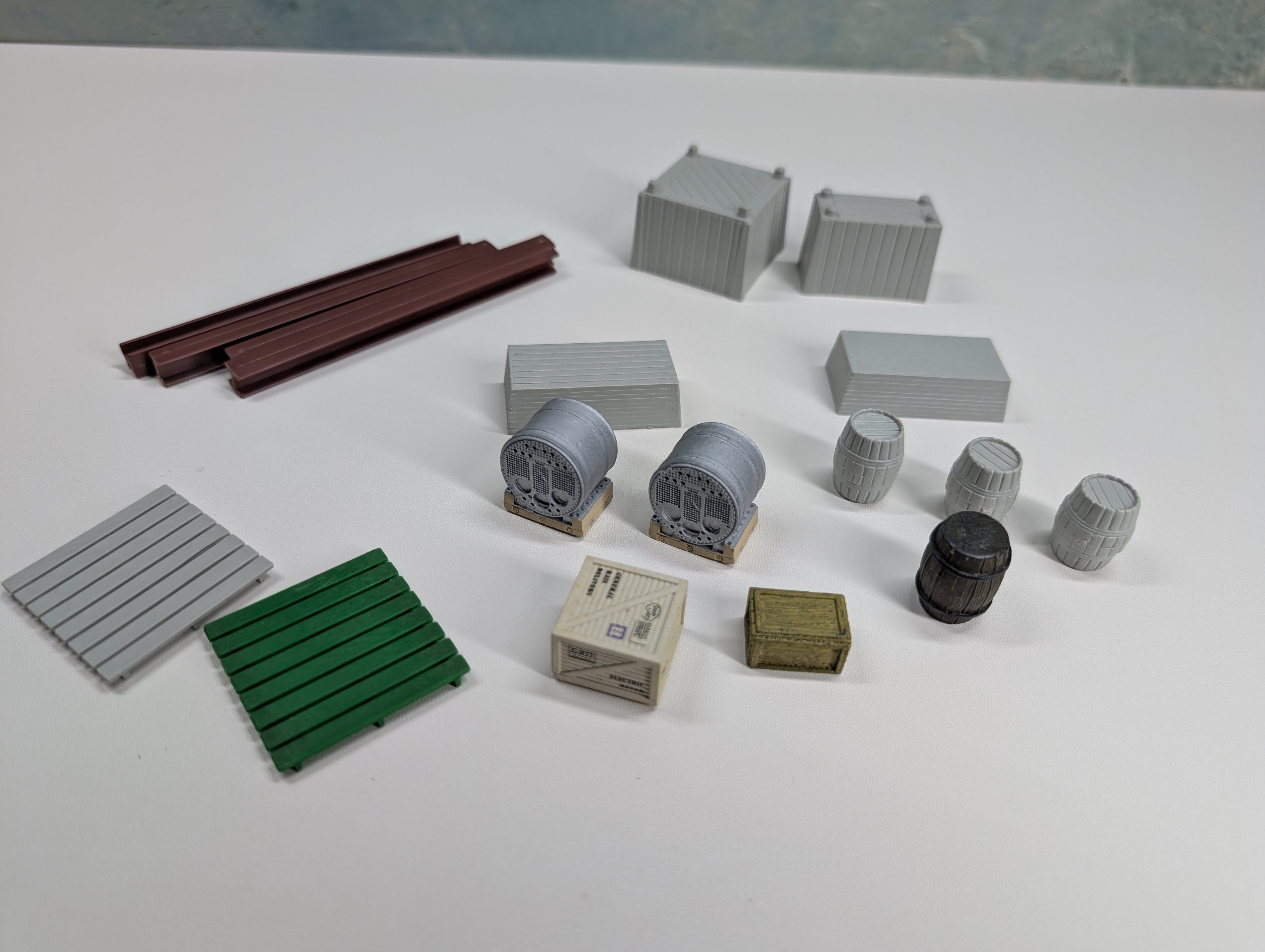 USED HO Scale Lot of Loads and other Scenery Details
