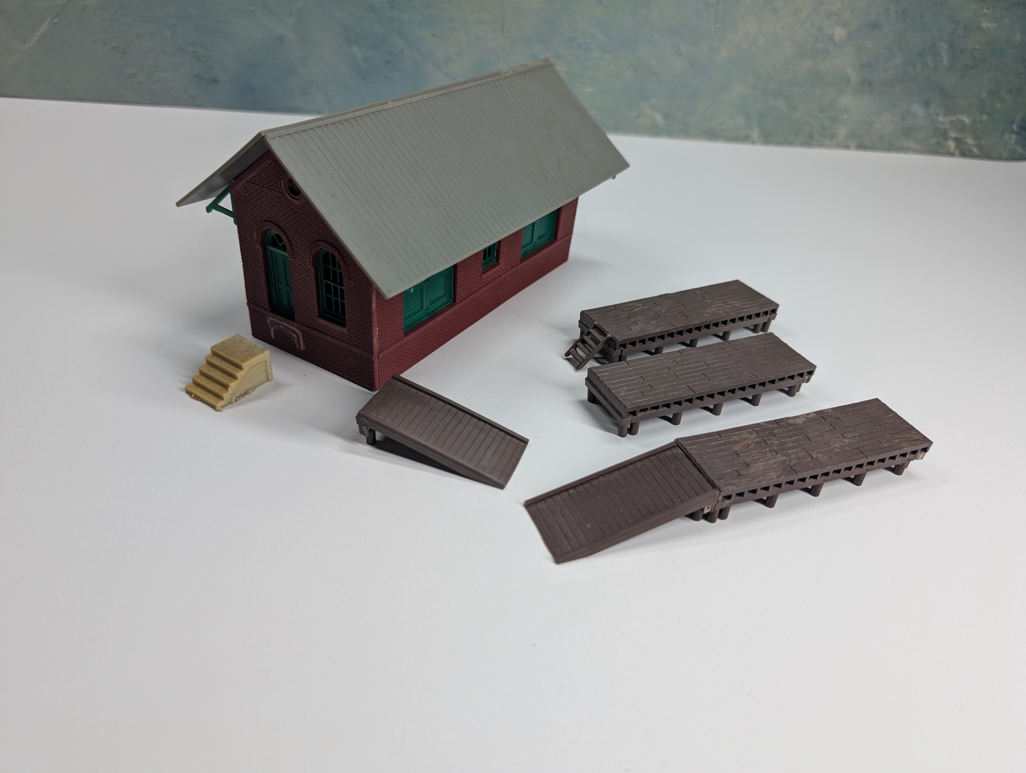 USED HO Scale Brick Warehouse w/ Ramps