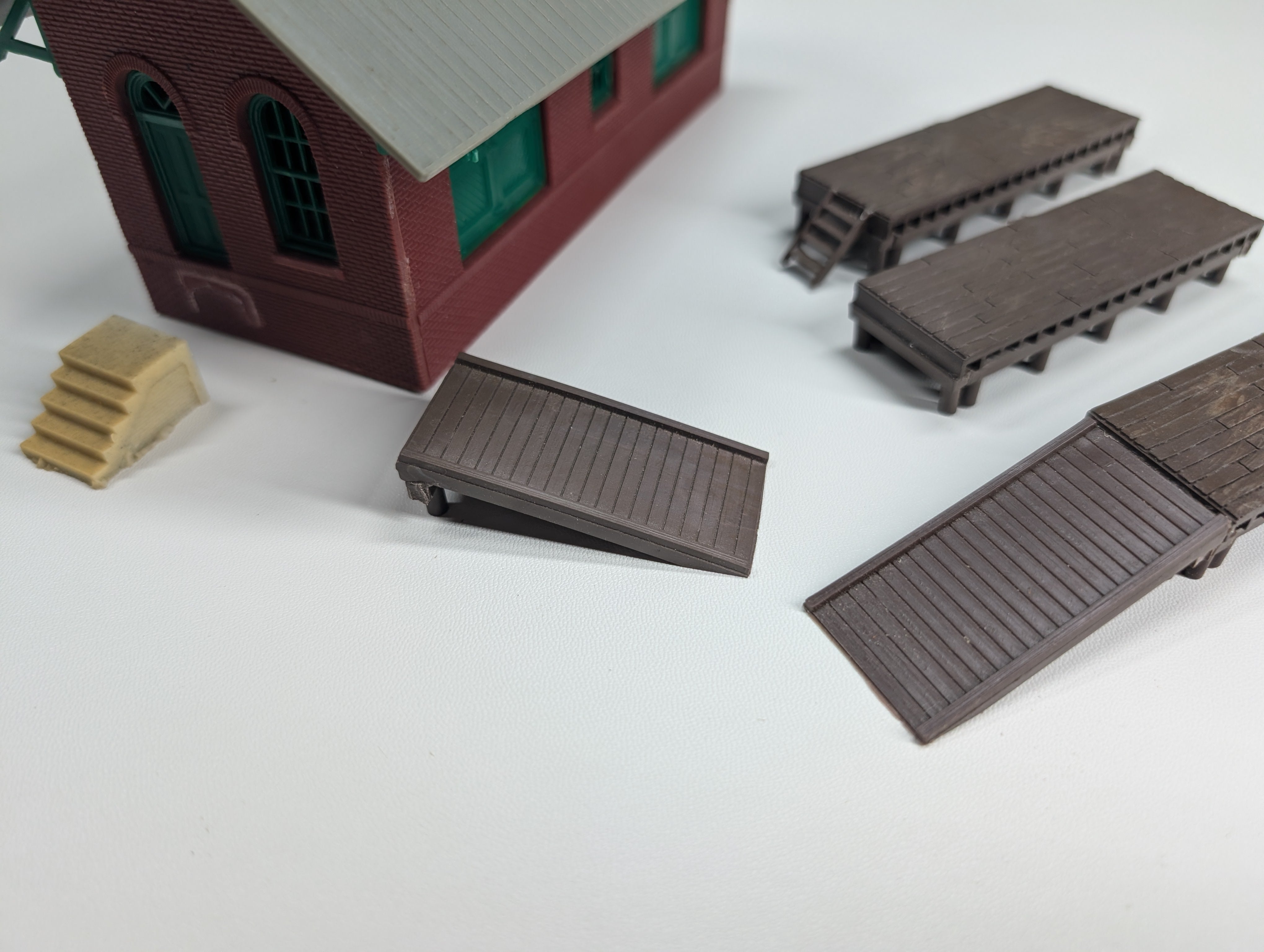 USED HO Scale Brick Warehouse w/ Ramps