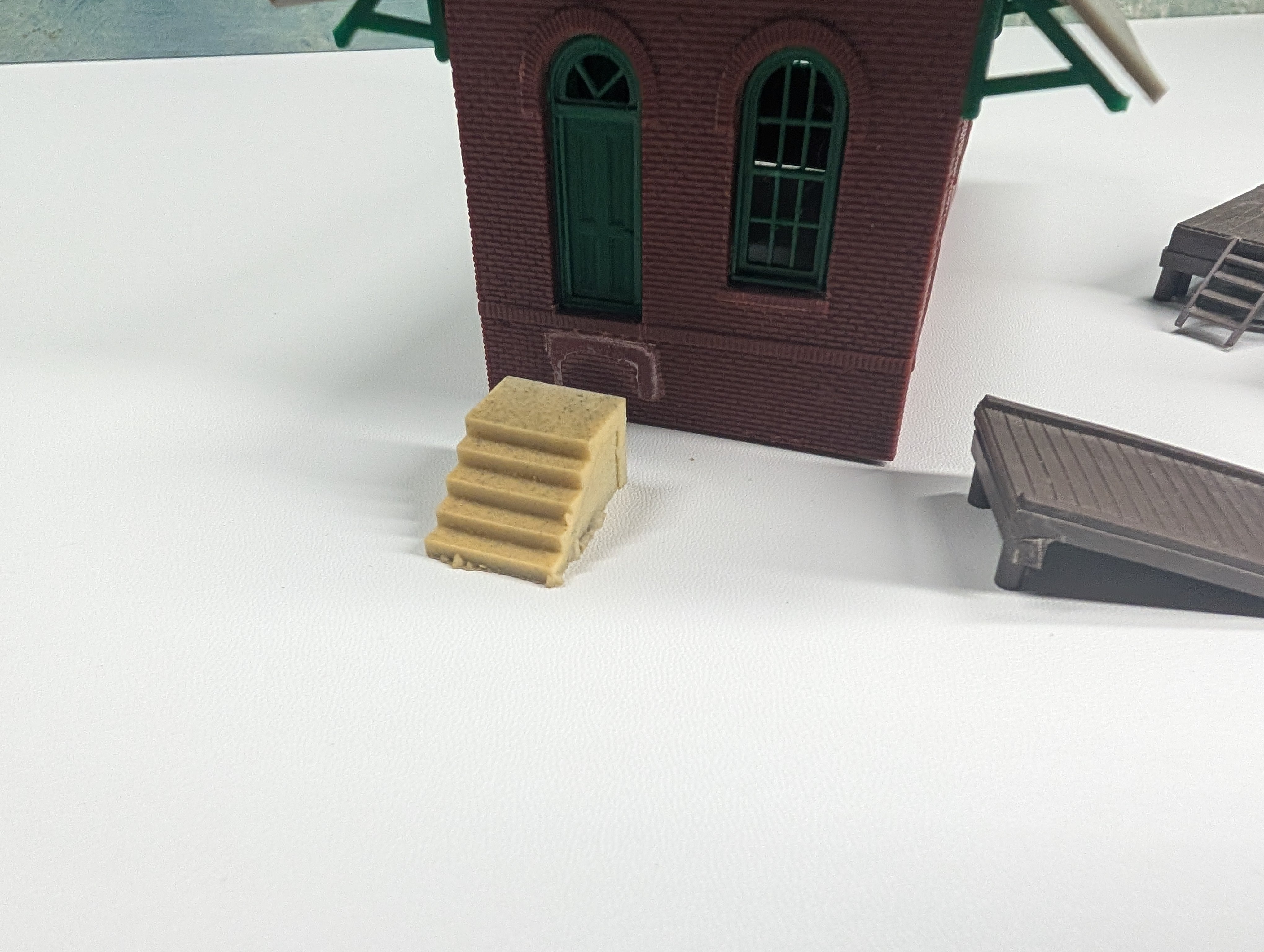 USED HO Scale Brick Warehouse w/ Ramps