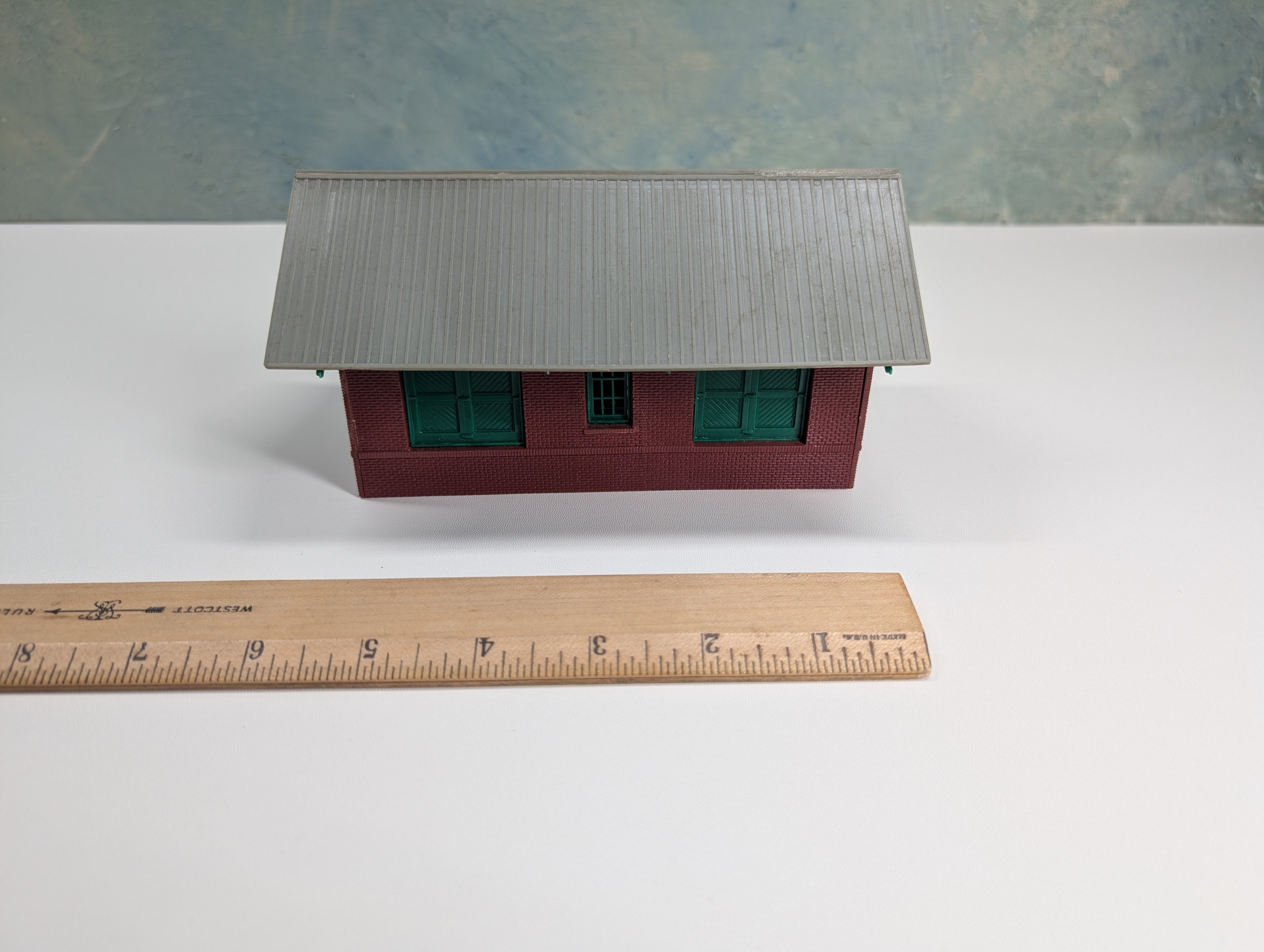 USED HO Scale Brick Warehouse w/ Ramps