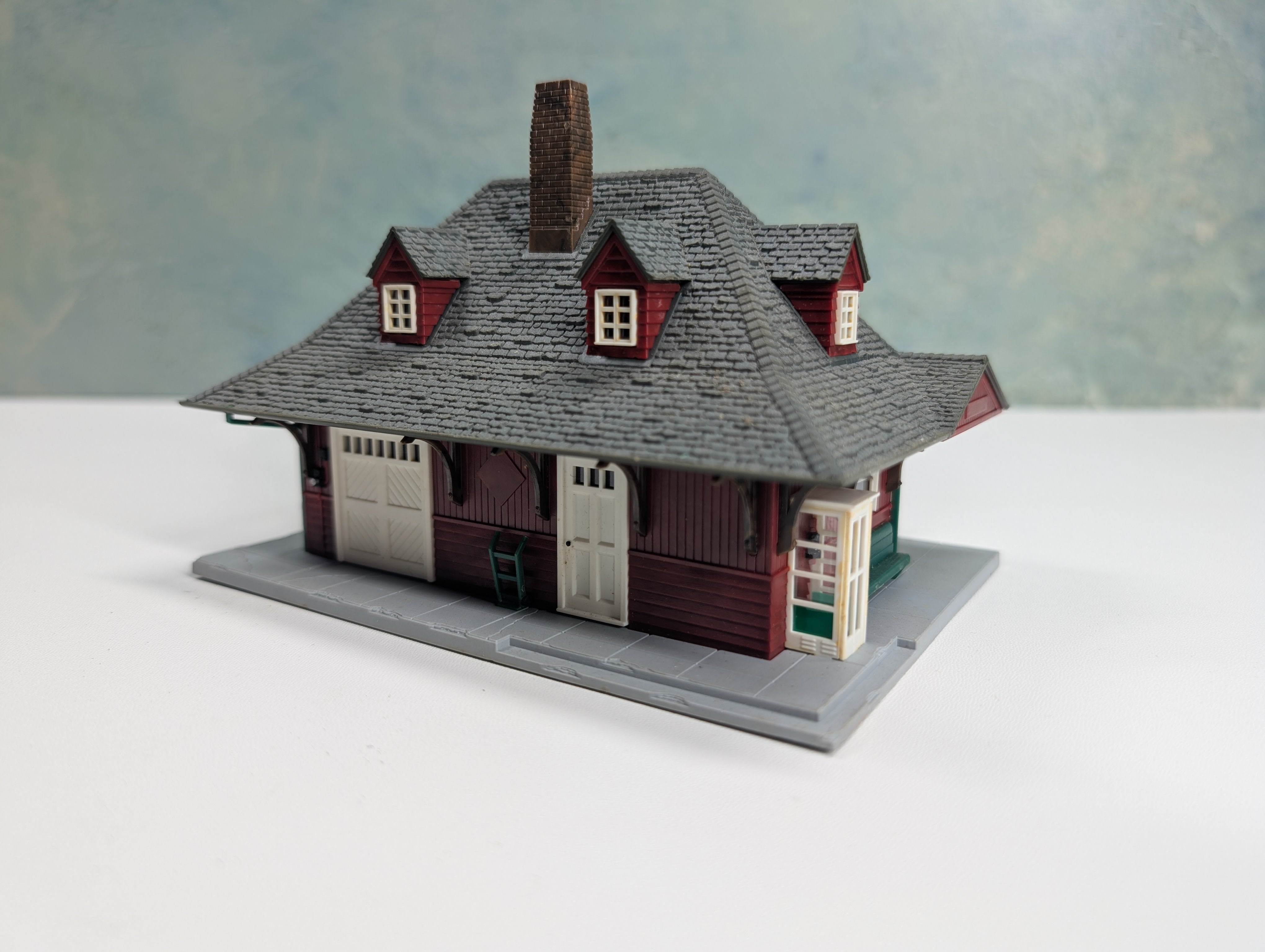 USED HO Scale Small Passenger Station