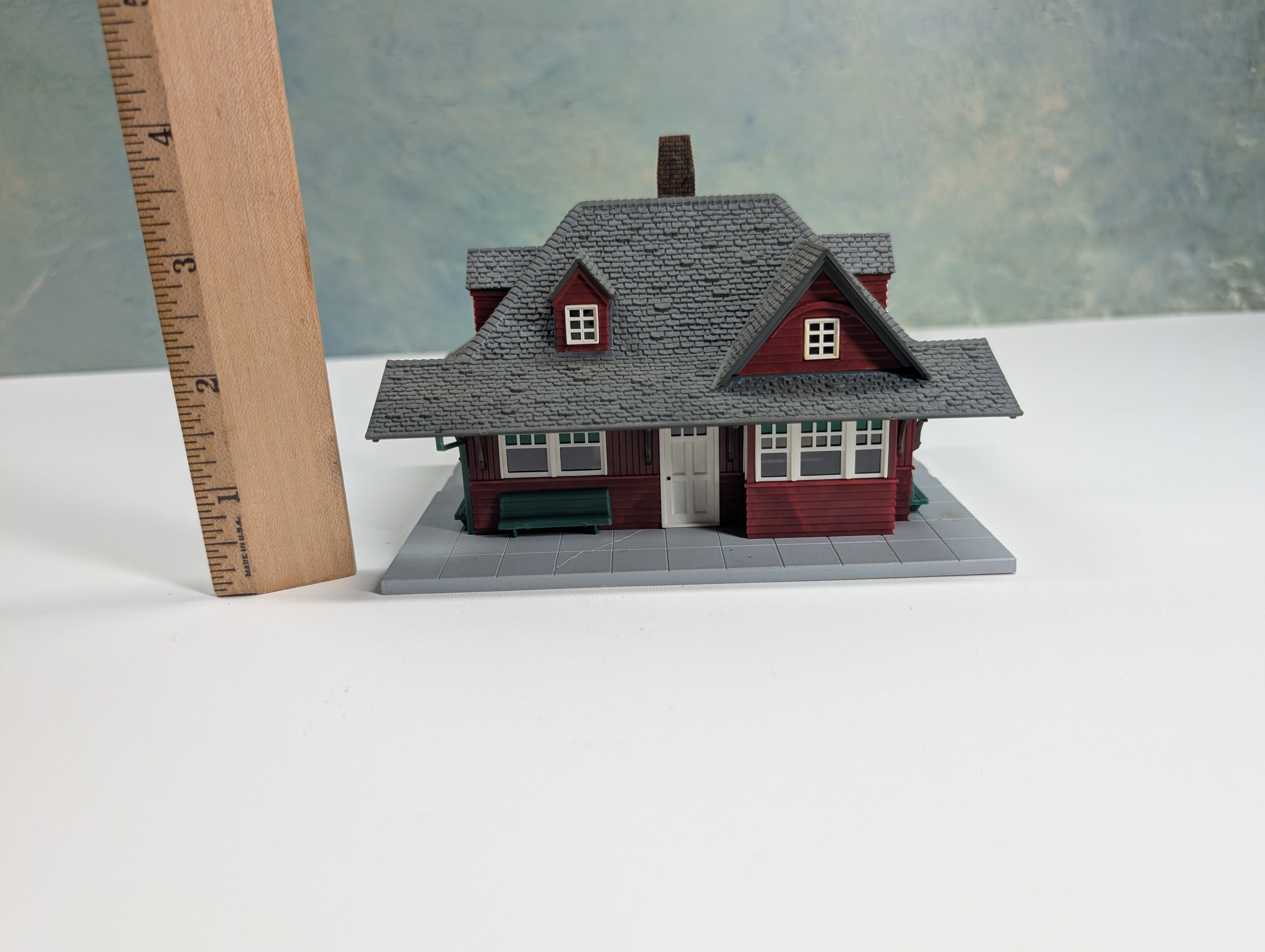 USED HO Scale Small Passenger Station