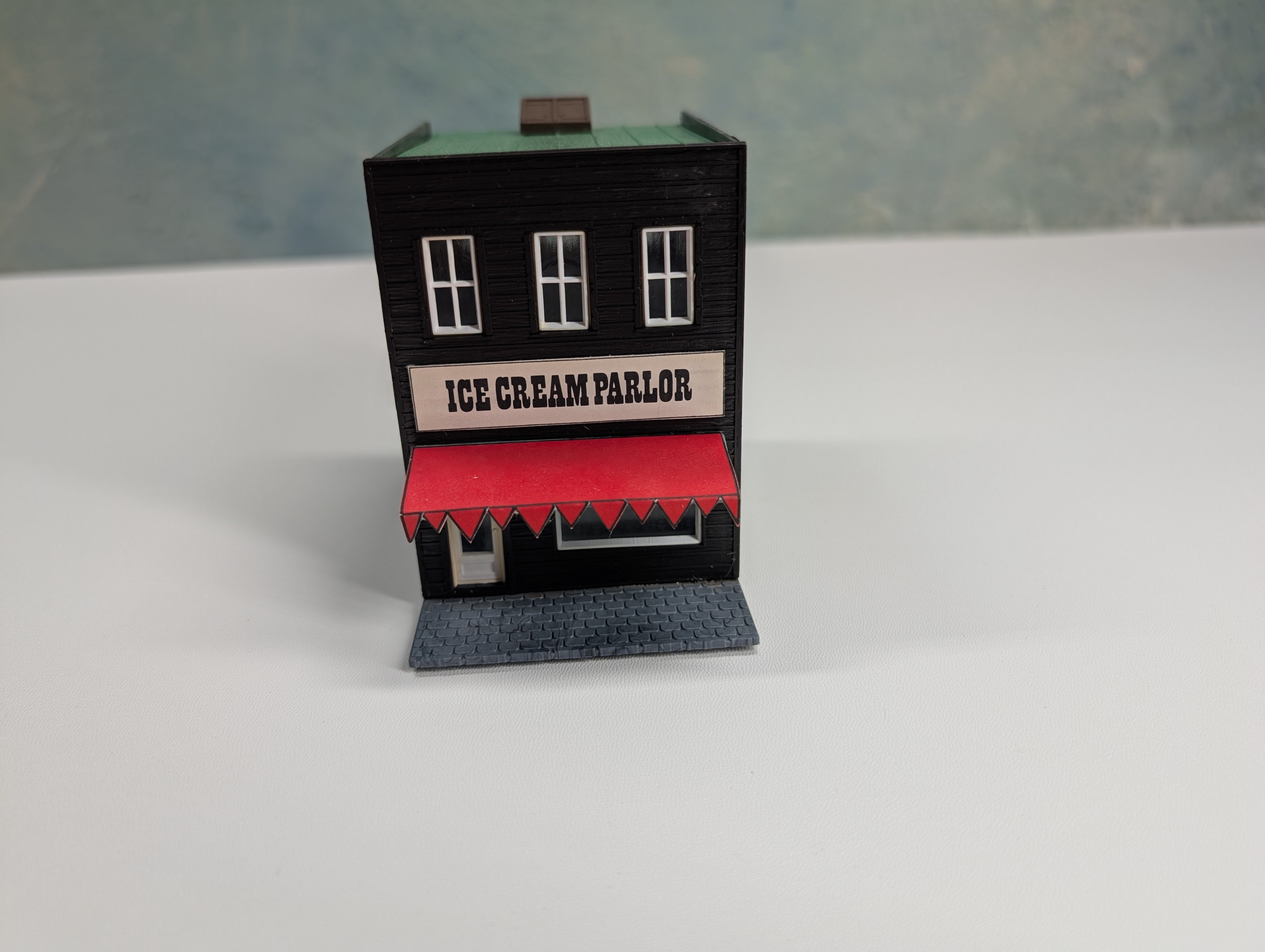 USED HO Scale Ice Cream Parlor