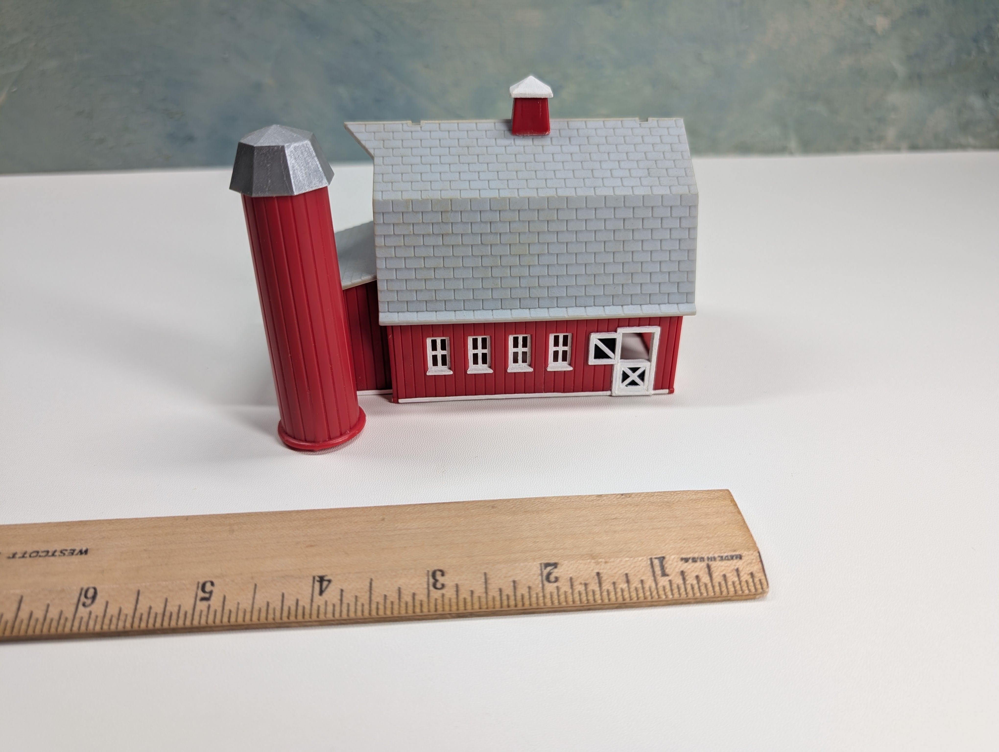 USED HO Scale Red Barn