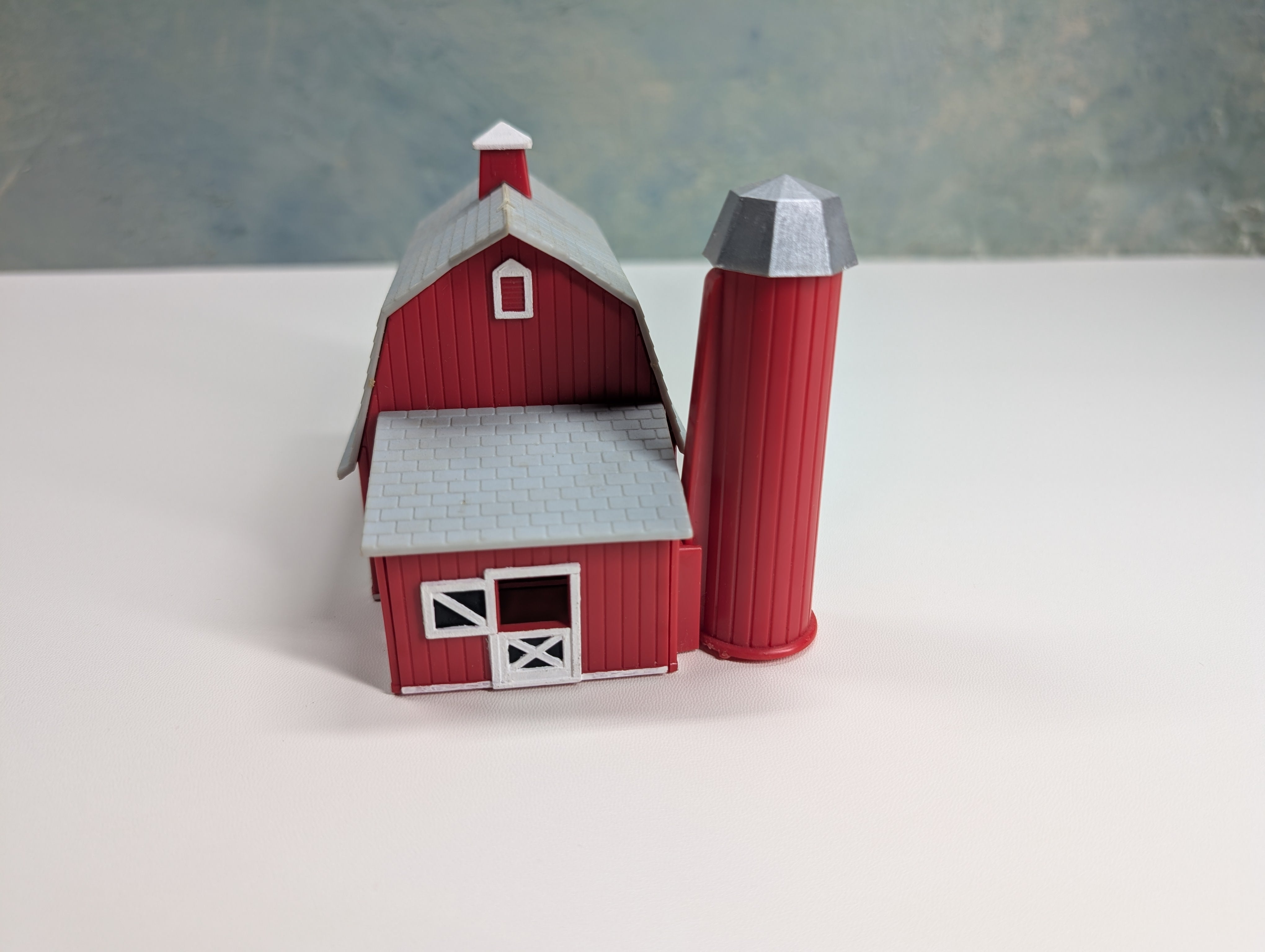USED HO Scale Red Barn