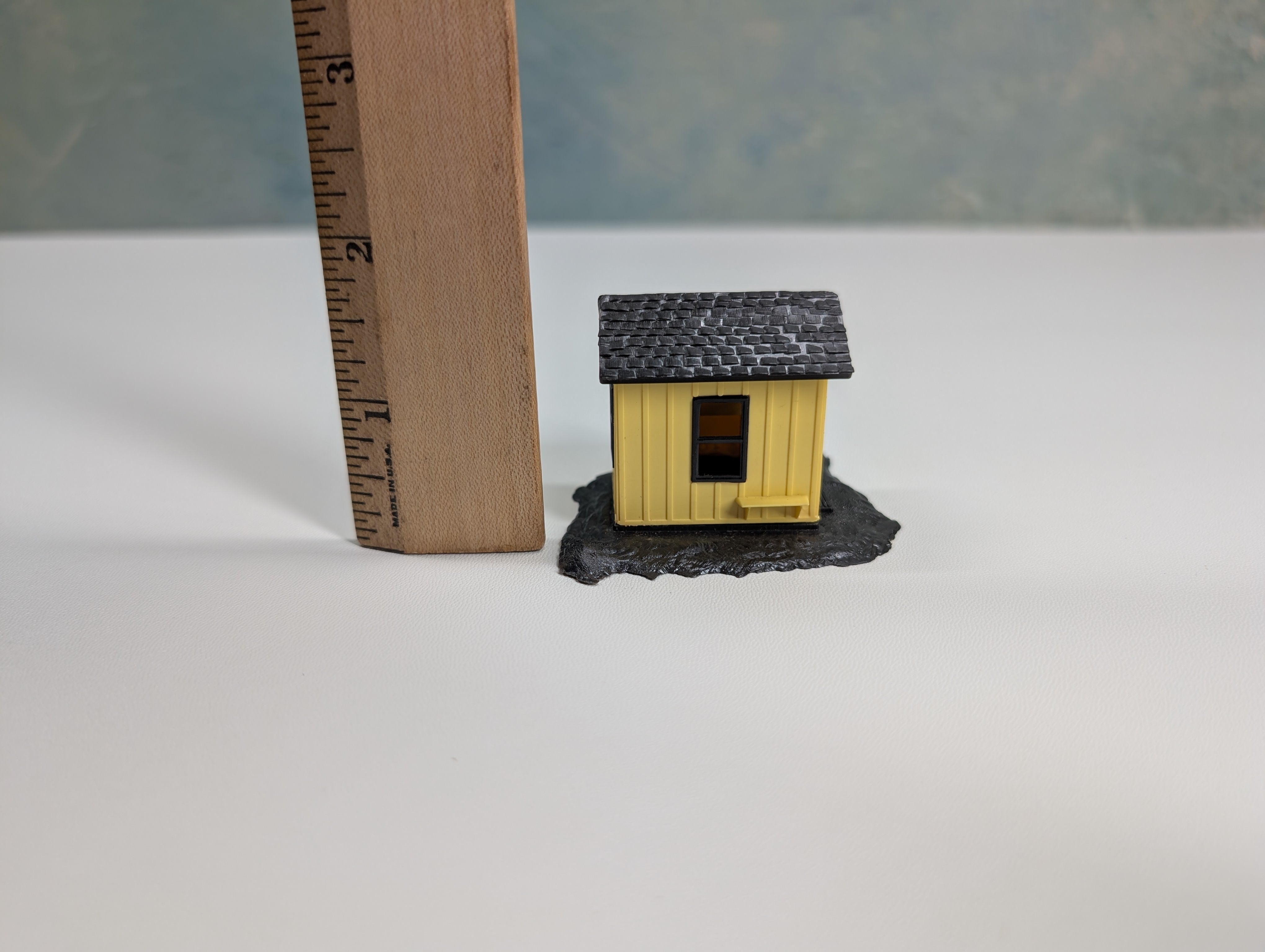 USED HO Scale Small Yellow Shed Shanty