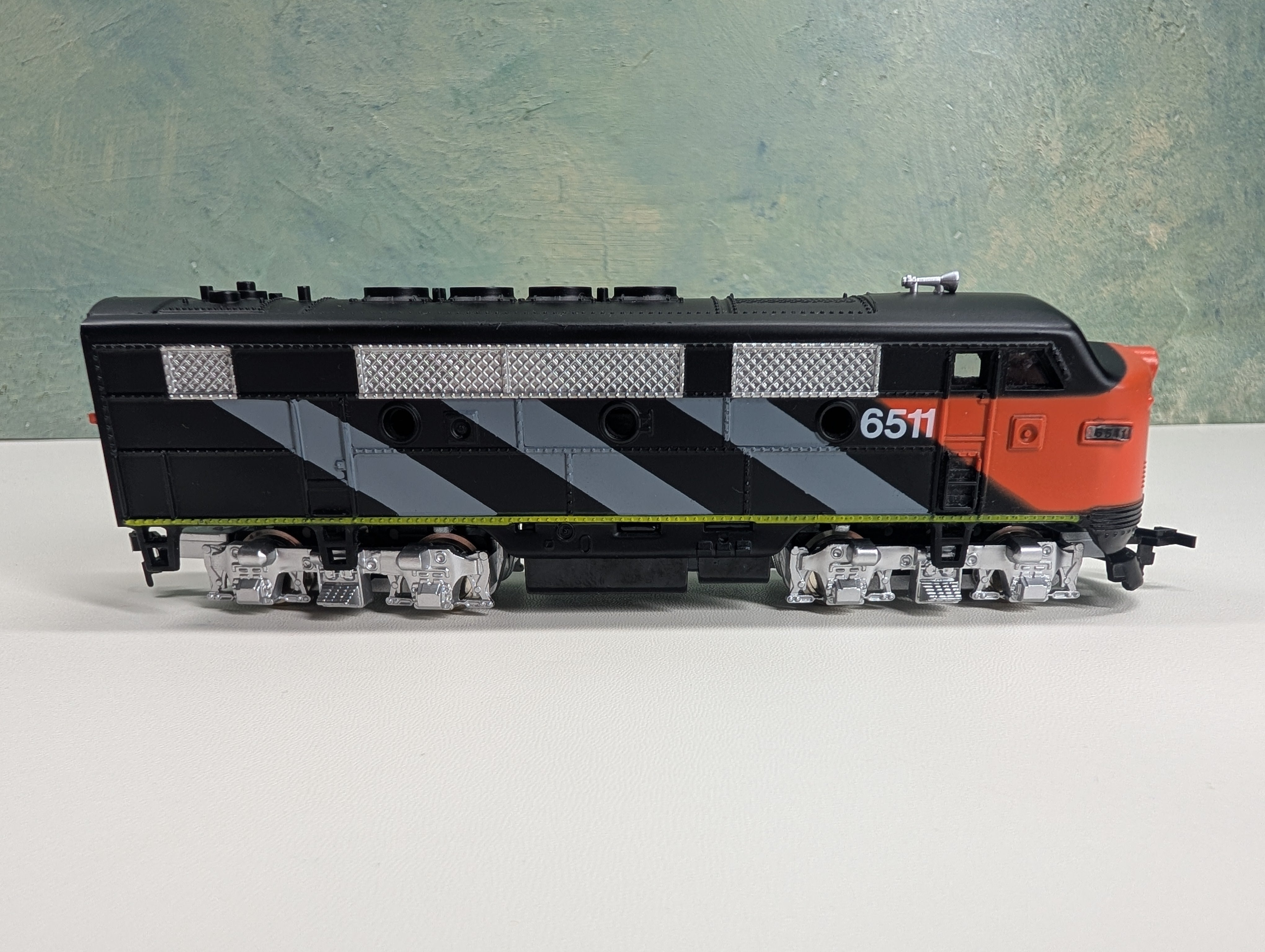 USED Model Power HO Scale F2 Diesel Locomotive Canadian National #6511 Runs Great DC