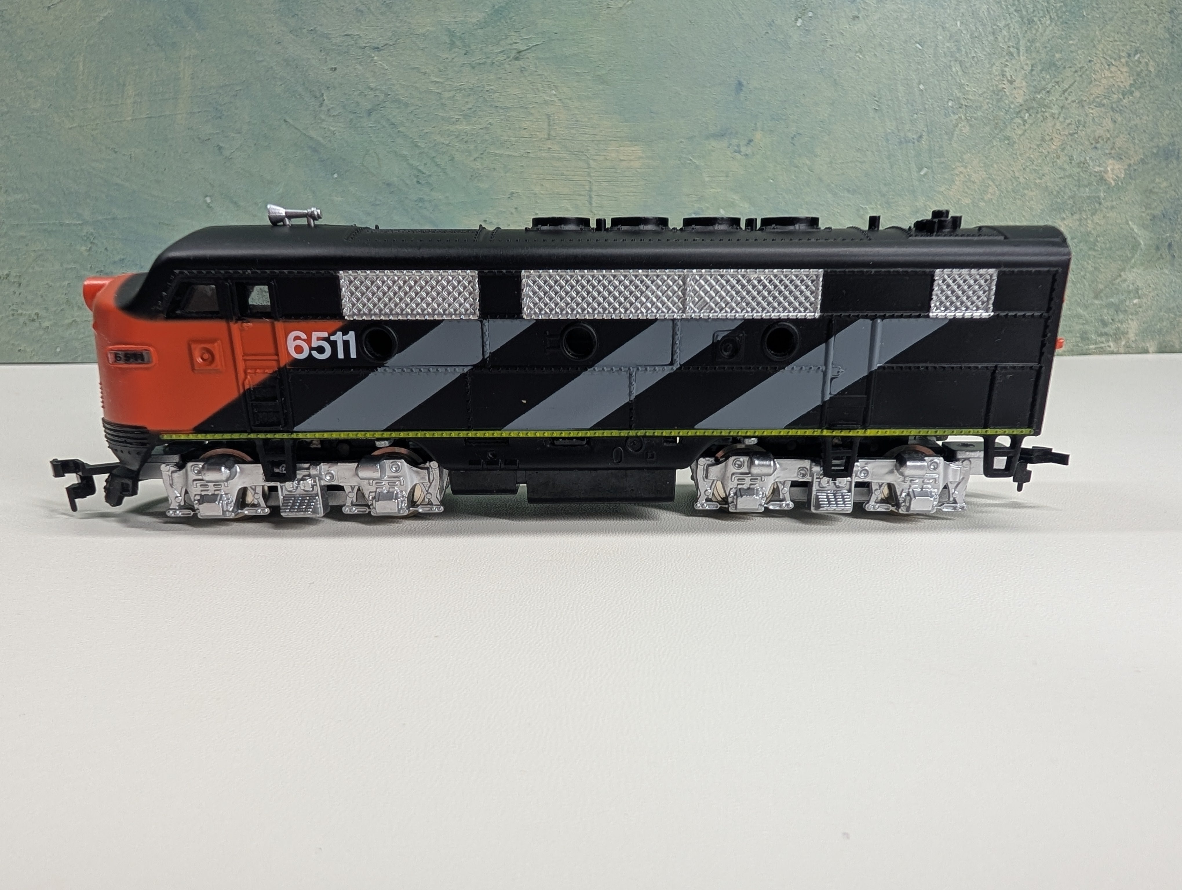 USED Model Power HO Scale F2 Diesel Locomotive Canadian National #6511 Runs Great DC