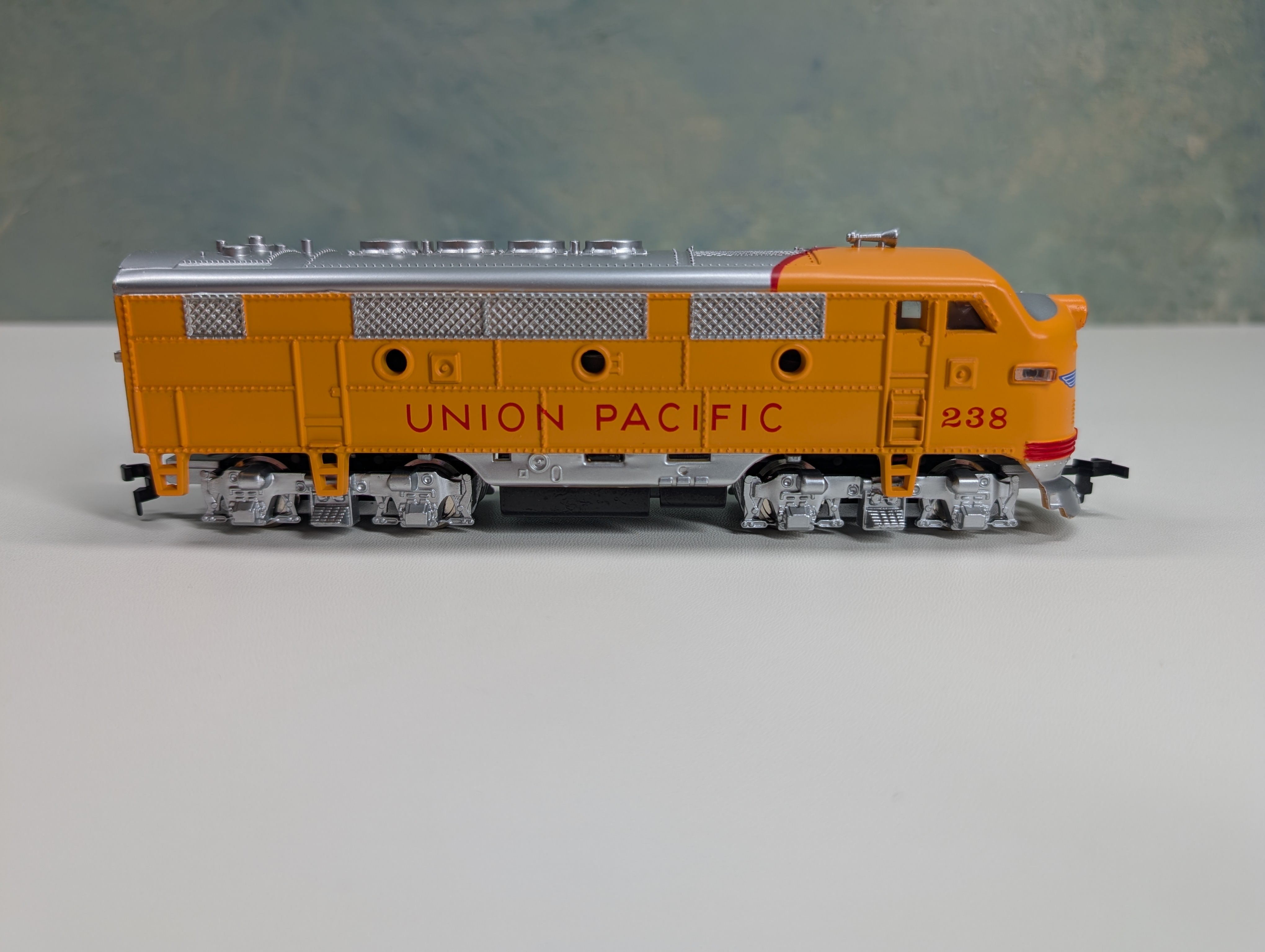 USED Model Power HO Scale F2 Diesel Locomotive Union Pacific #238 Runs Great DC