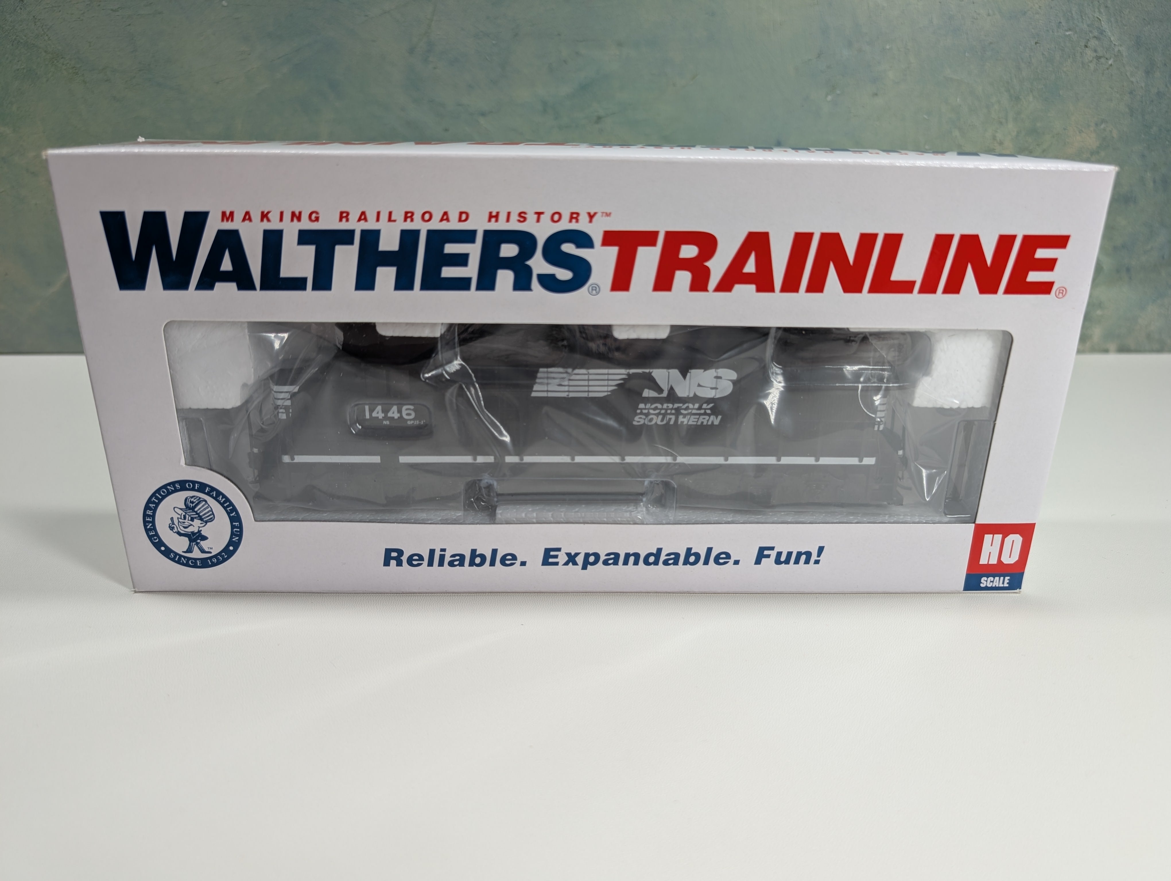 Walthers Trainline 931-2504 HO Scale EMD GP15-1 Diesel Locomotive Norfolk Southern NS #1446 DC