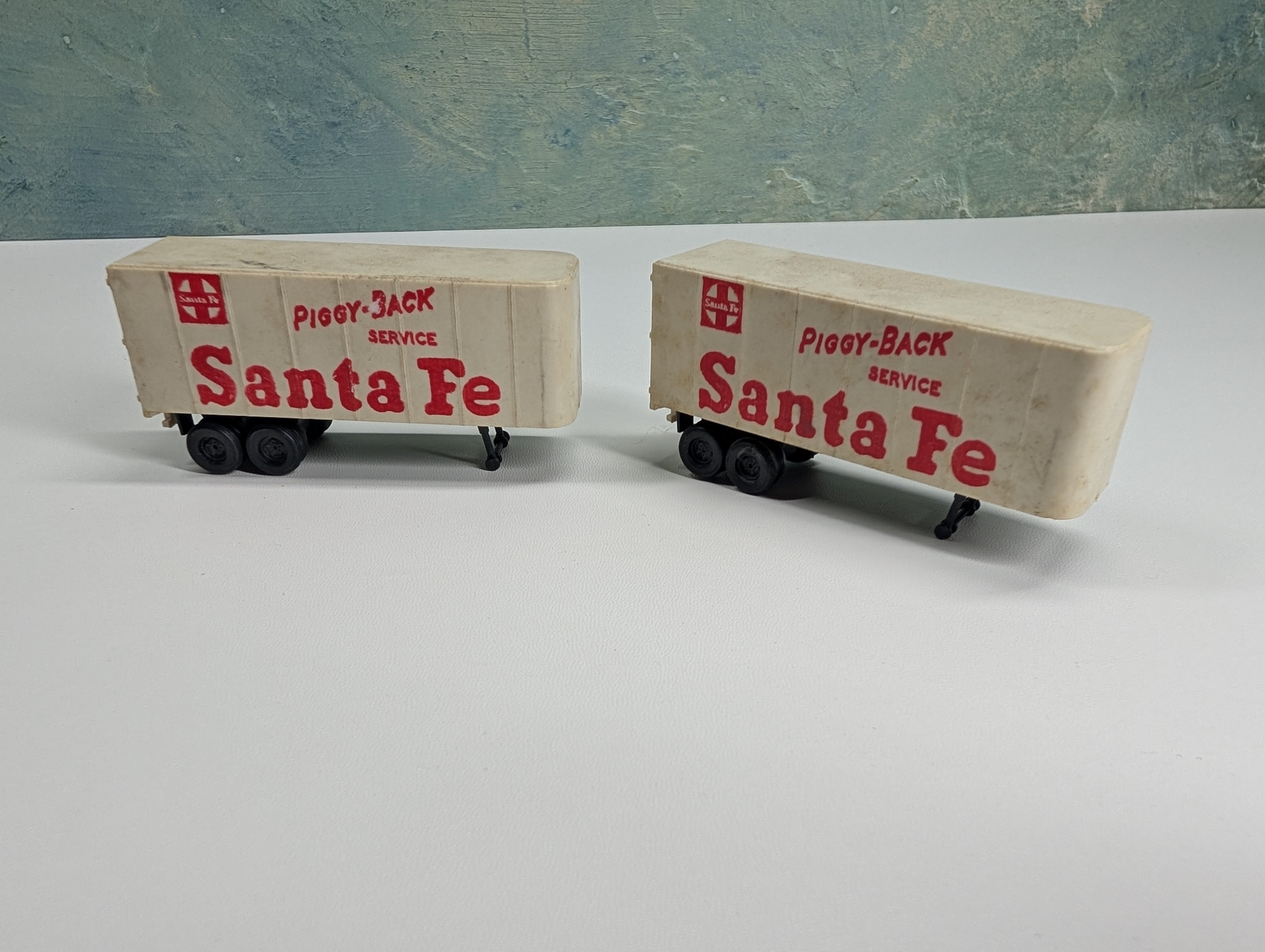 USED Tyco HO Scale Piggyback Trailers Santa Fe (2 pcs)