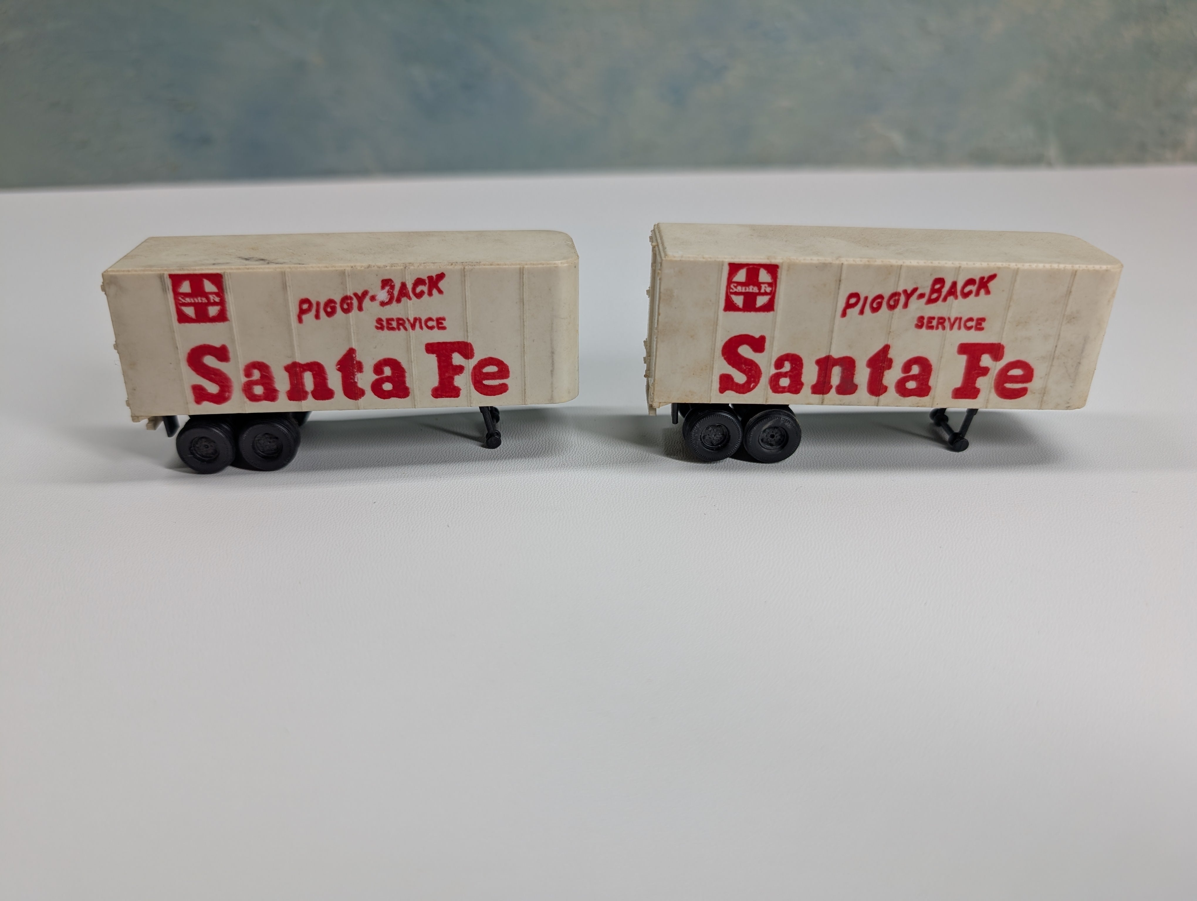 USED Tyco HO Scale Piggyback Trailers Santa Fe (2 pcs)