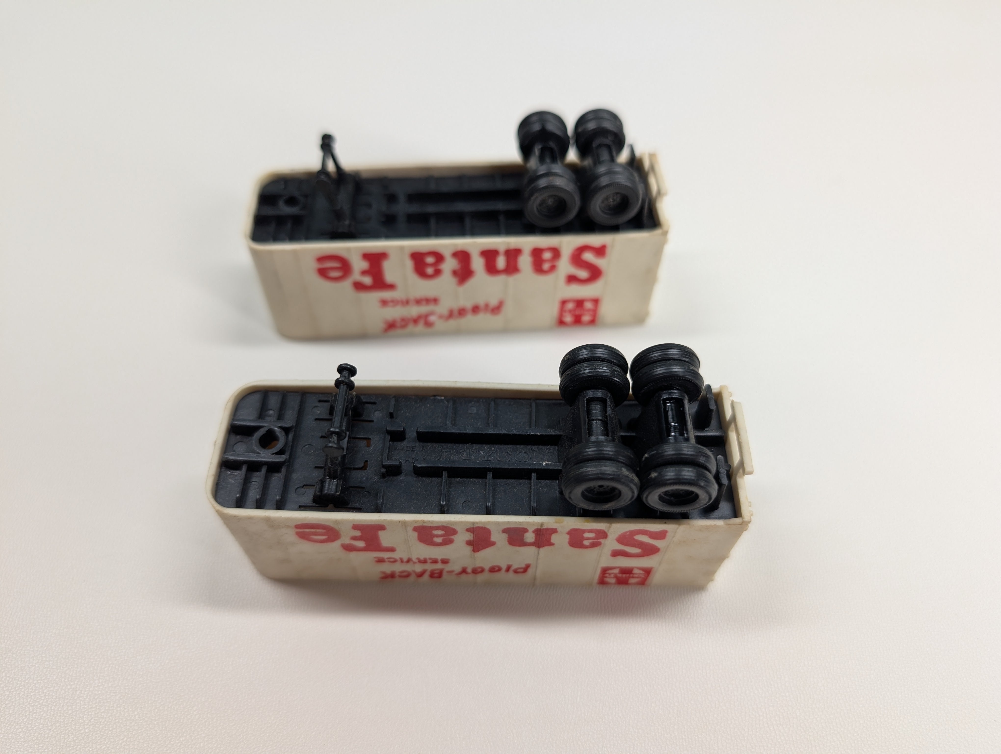 USED Tyco HO Scale Piggyback Trailers Santa Fe (2 pcs)