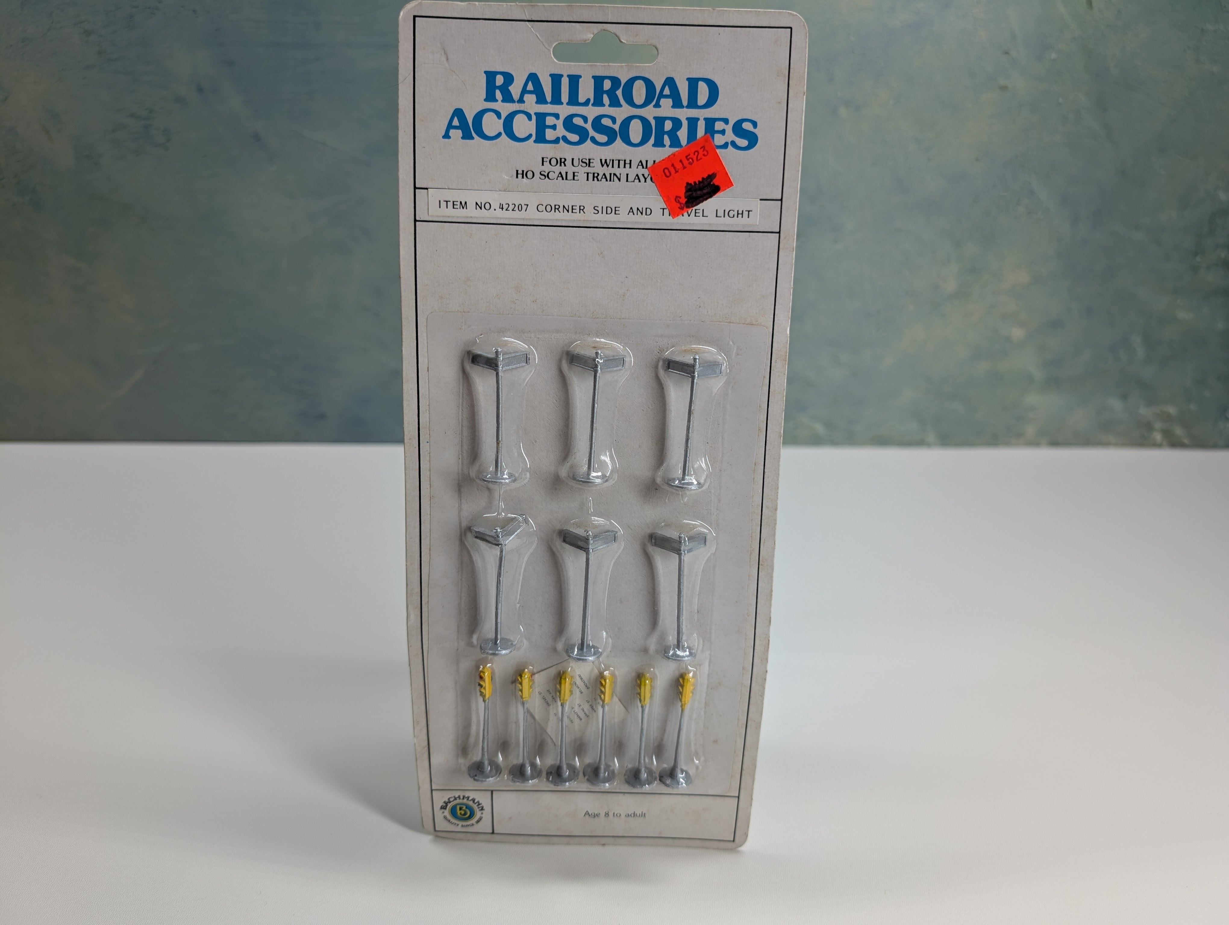 Bachmann 42207 HO Scale Corner Side Street Signs and Lights