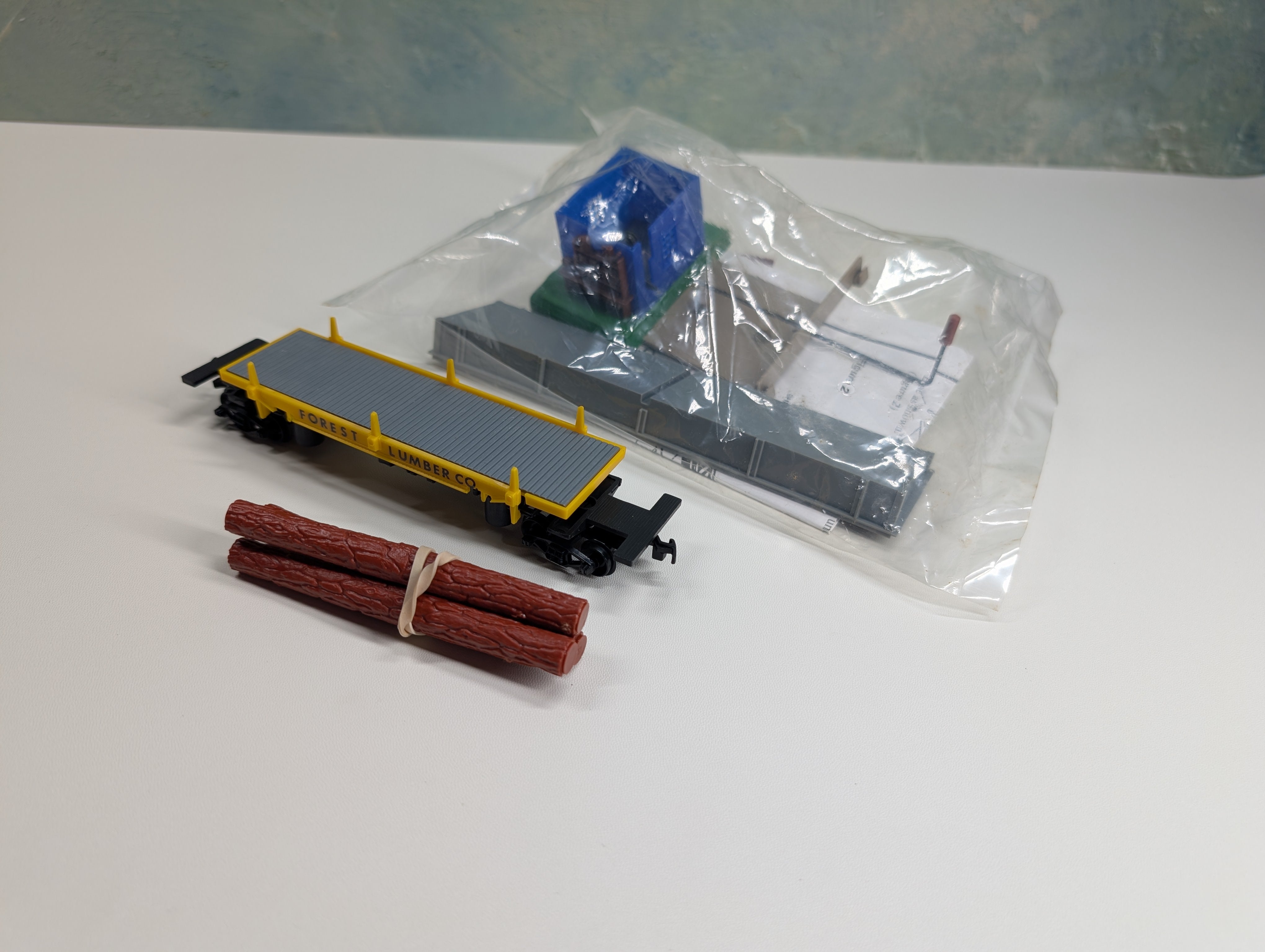 USED Life-Like HO Scale Opearting Log Dump Station w/ Dump Car and Logs Forest Lumber Co