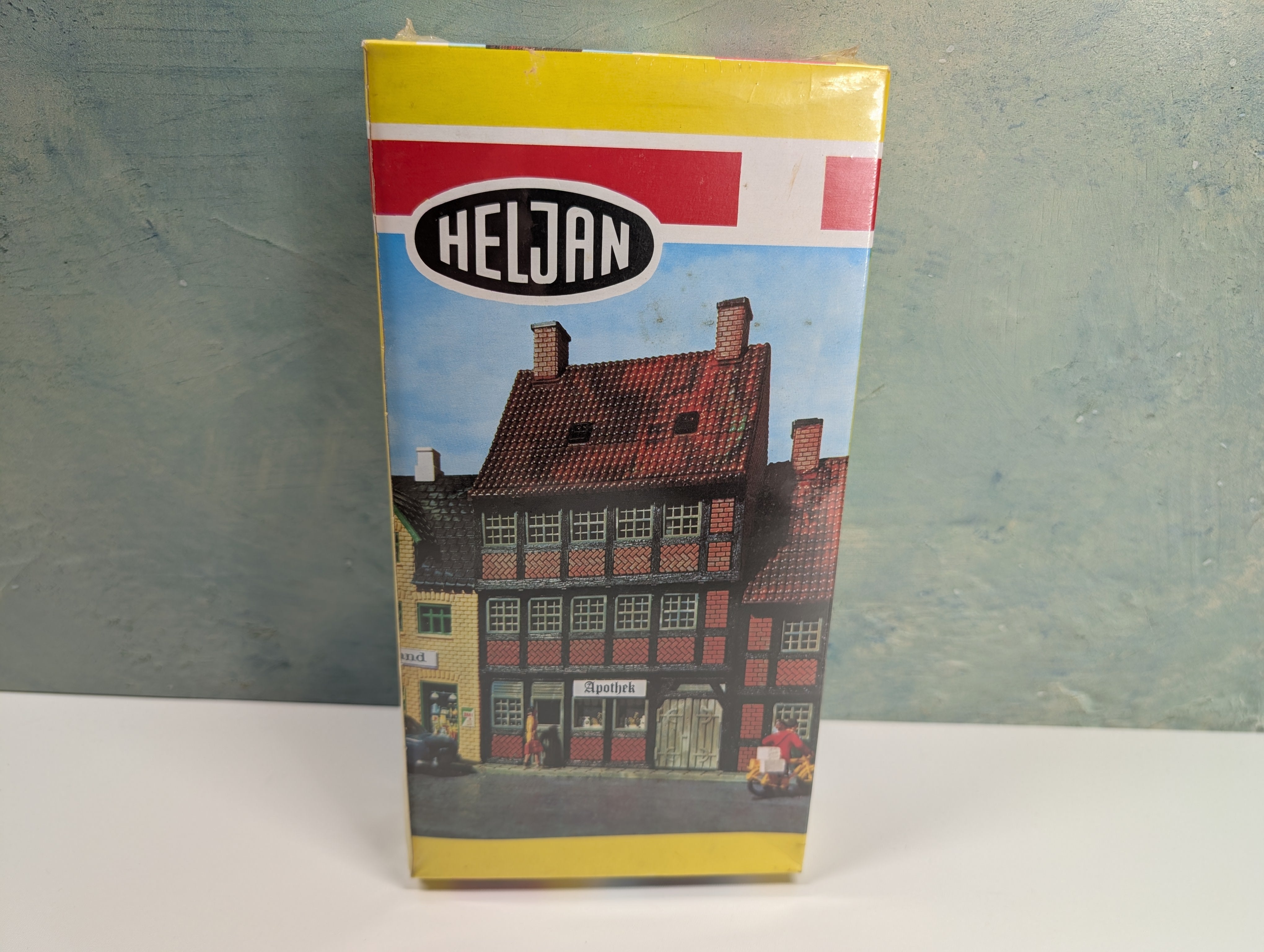 Heljan B461 HO Scale Apotek Drugstore, Brick Building (Sealed) KIT