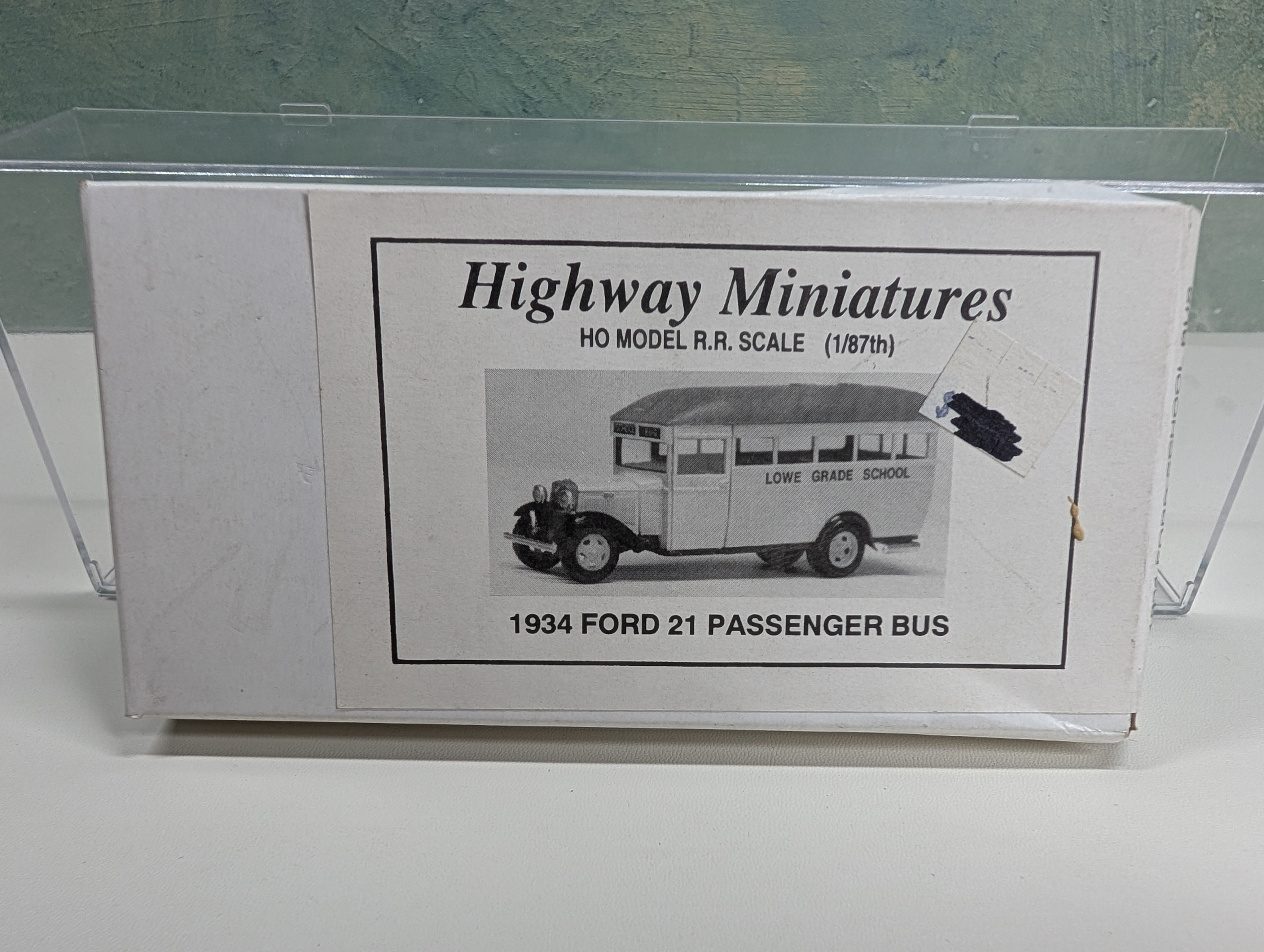 Highway Miniatures 360-229 HO Scale 1934 Ford 21 Passenger Bus KIT