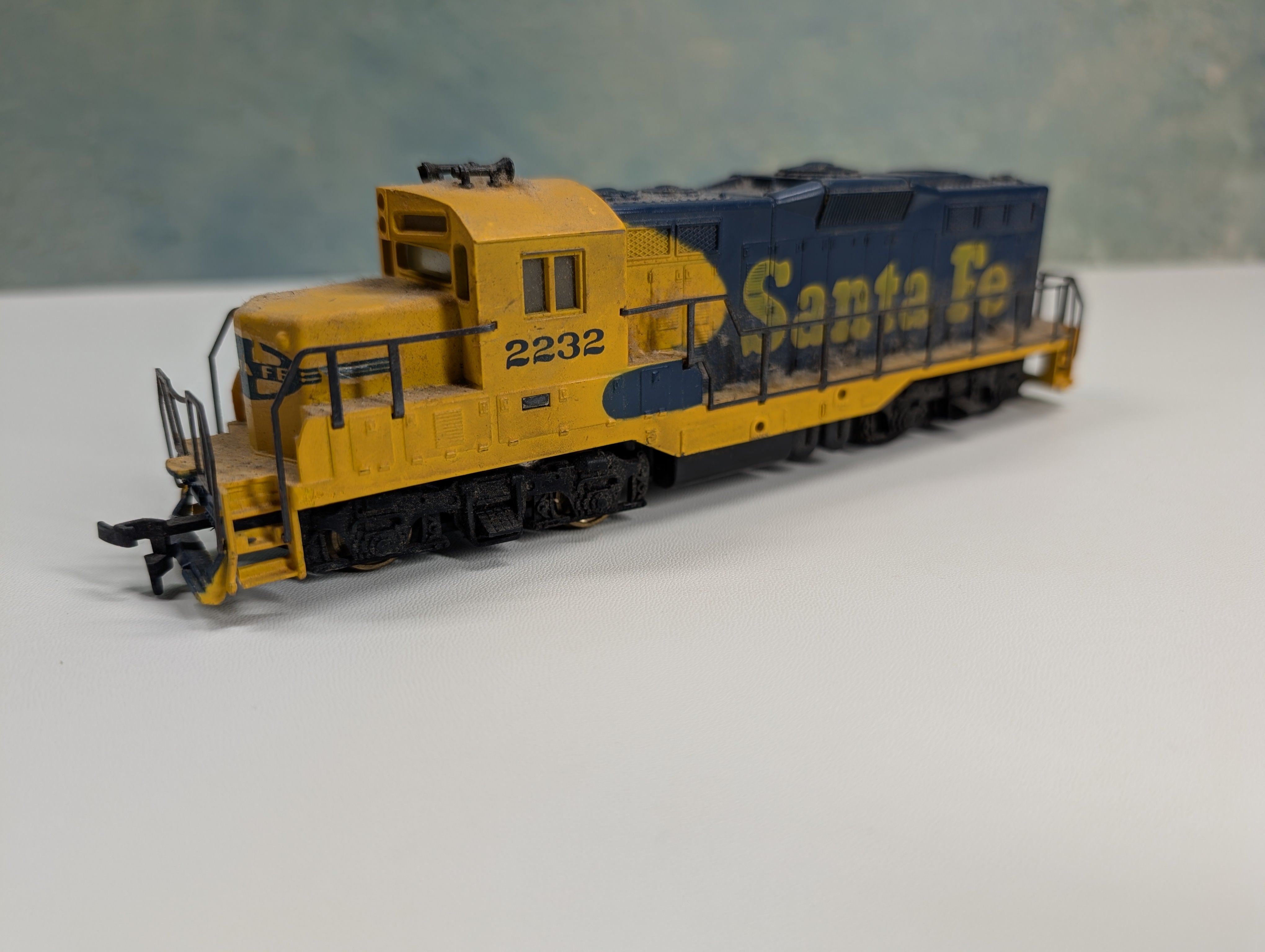USED Cox HO Scale GP9 Diesel Locomotive Santa Fe #2232 Runs DC