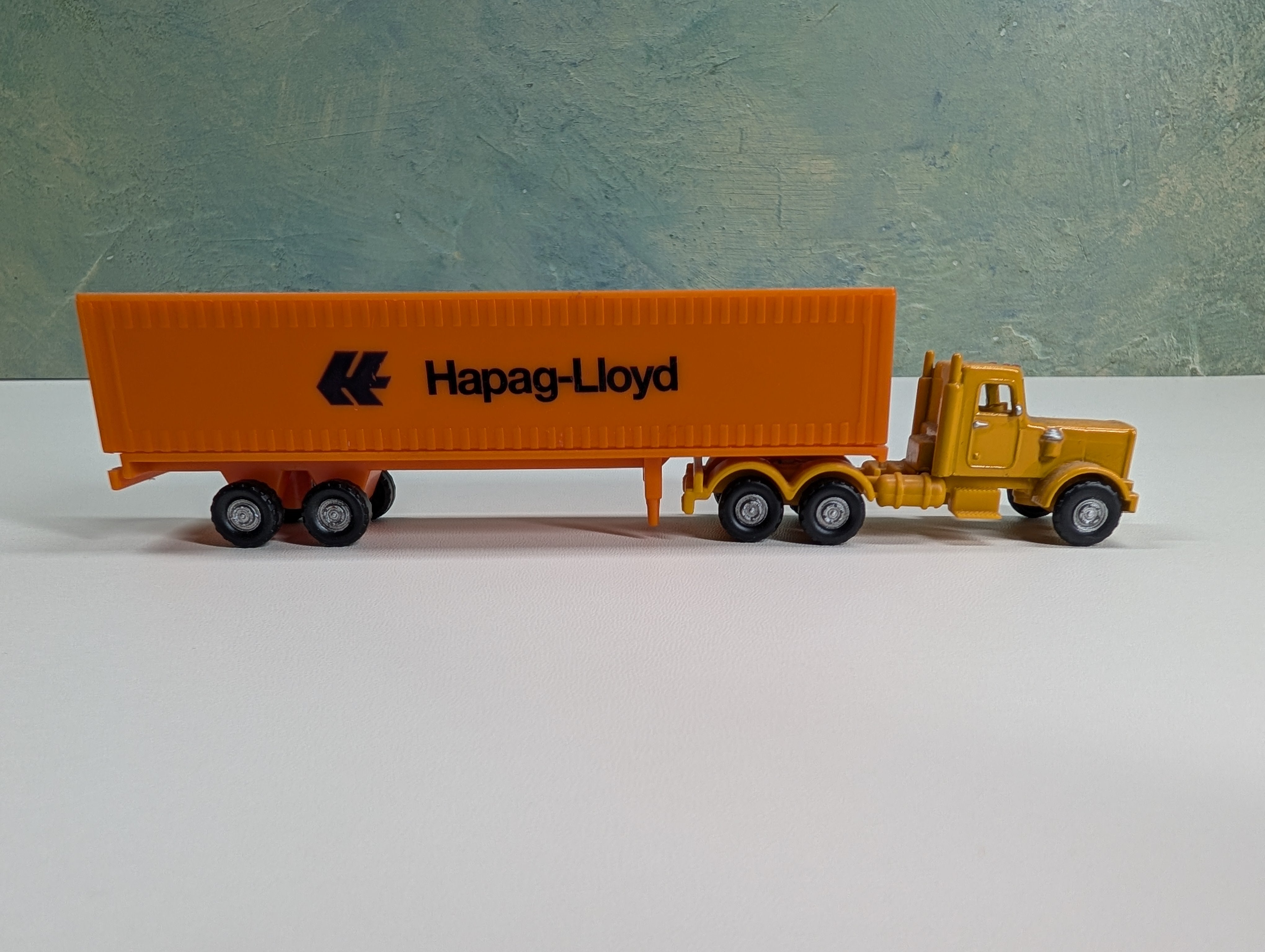 USED HO Scale Orange Truck Cab and Trailer Hapag-Lloyd