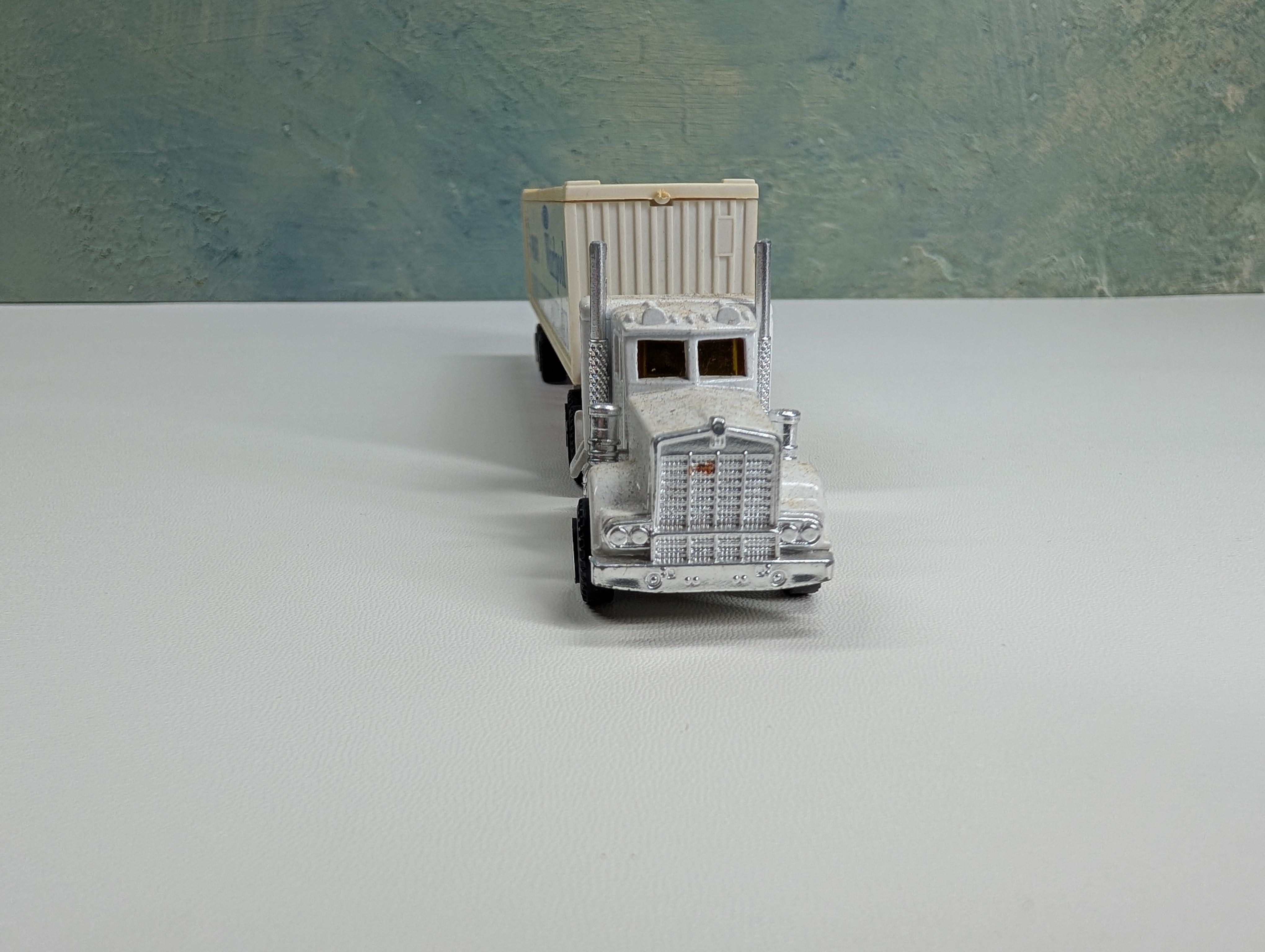 USED HO Scale One Truck Cab and Trailer Philips Whirlpool