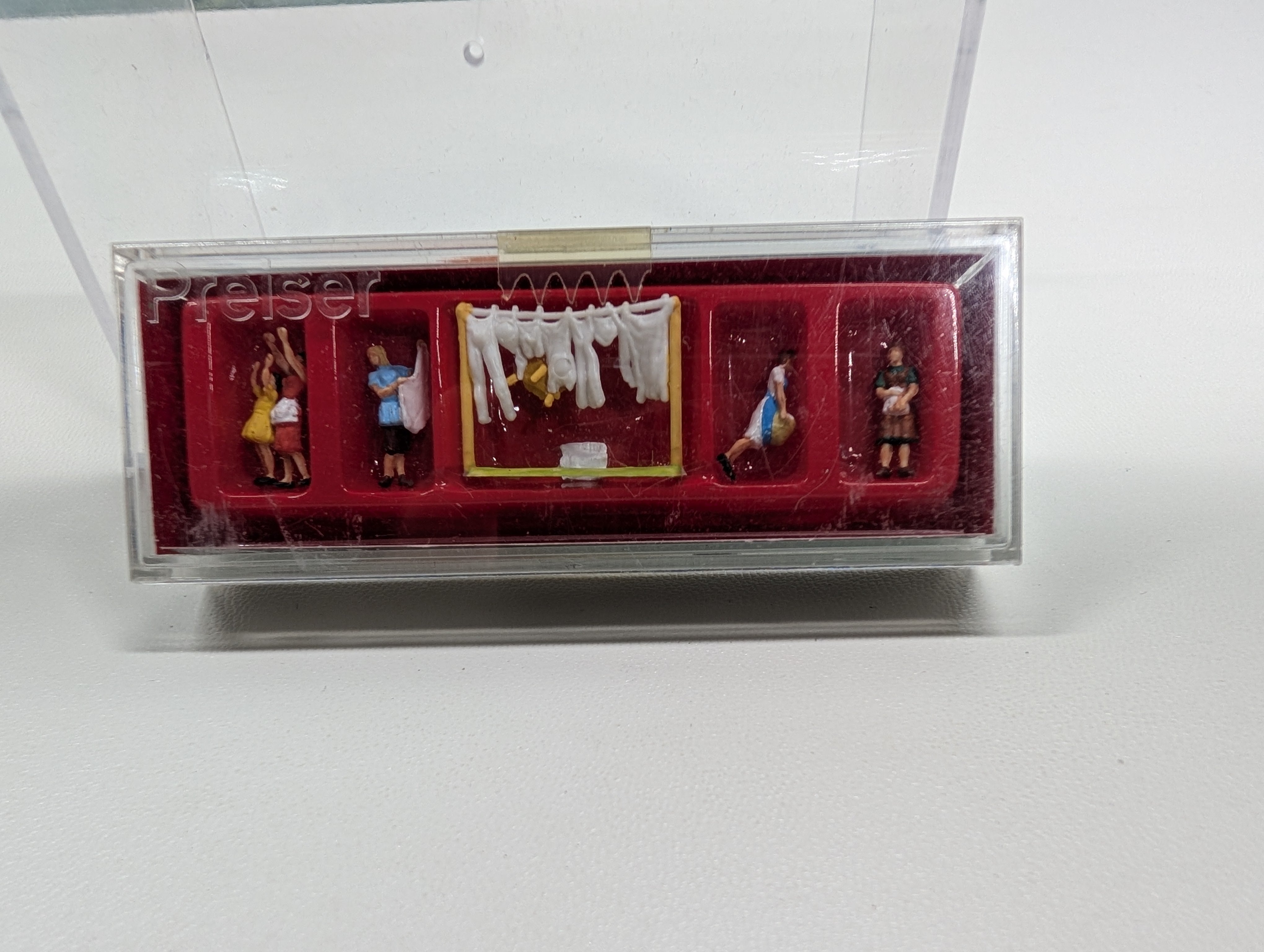 Preiser 79050 N Scale Women Hanging Laundry, Washline (6 pcs)