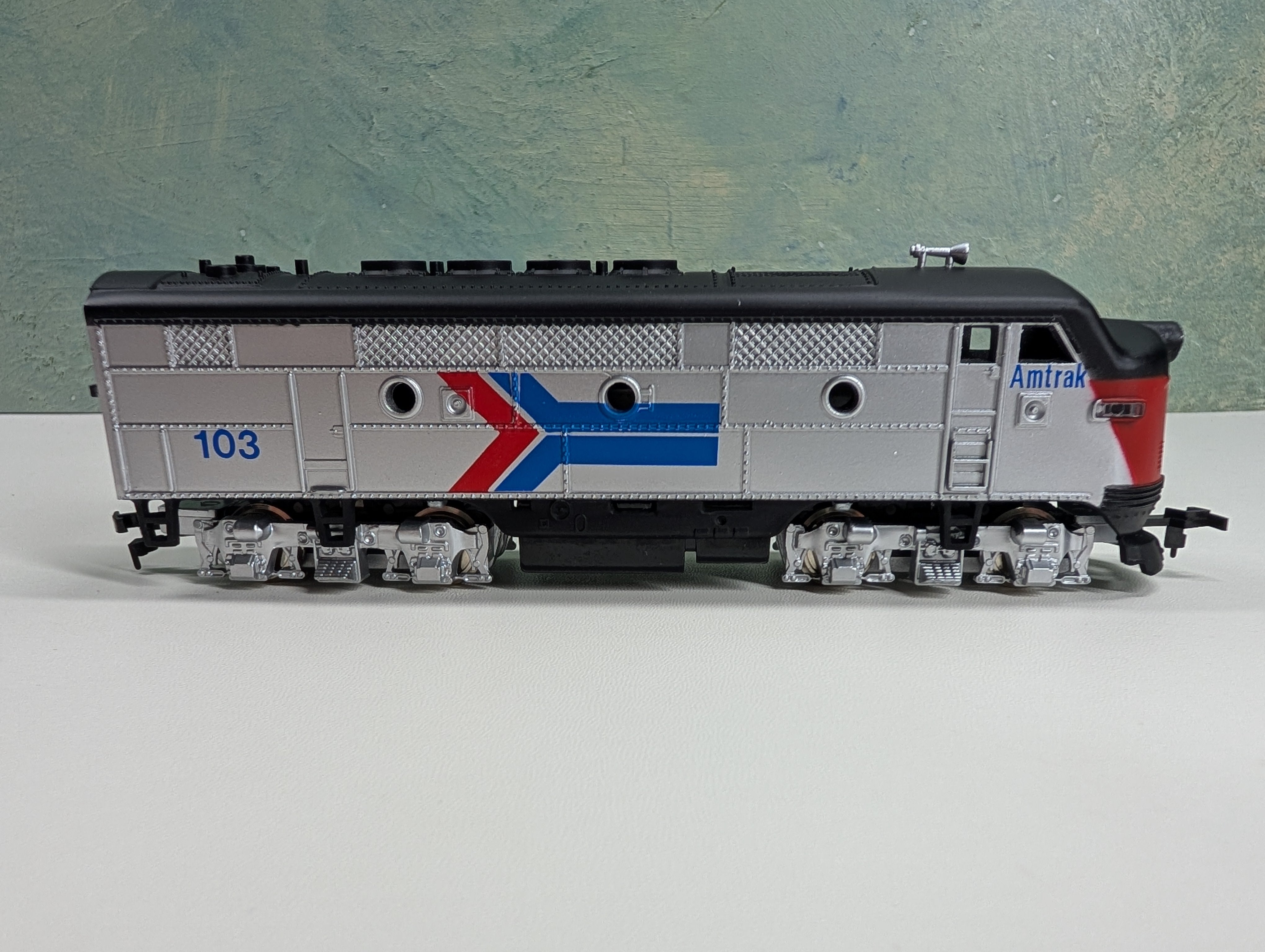 USED Model Power HO Scale F2 Diesel Locomotive Amtrak #103 Runs Great DC