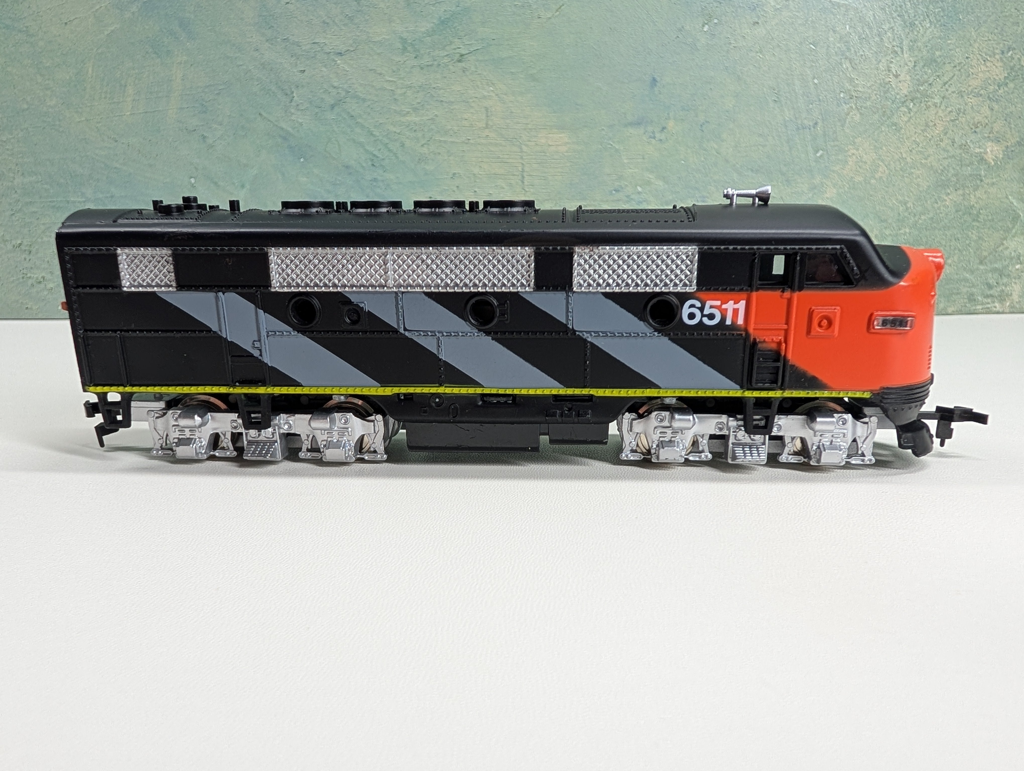 USED Model Power HO Scale F2 Diesel Locomotive Canadian National #6511 Runs Great DC