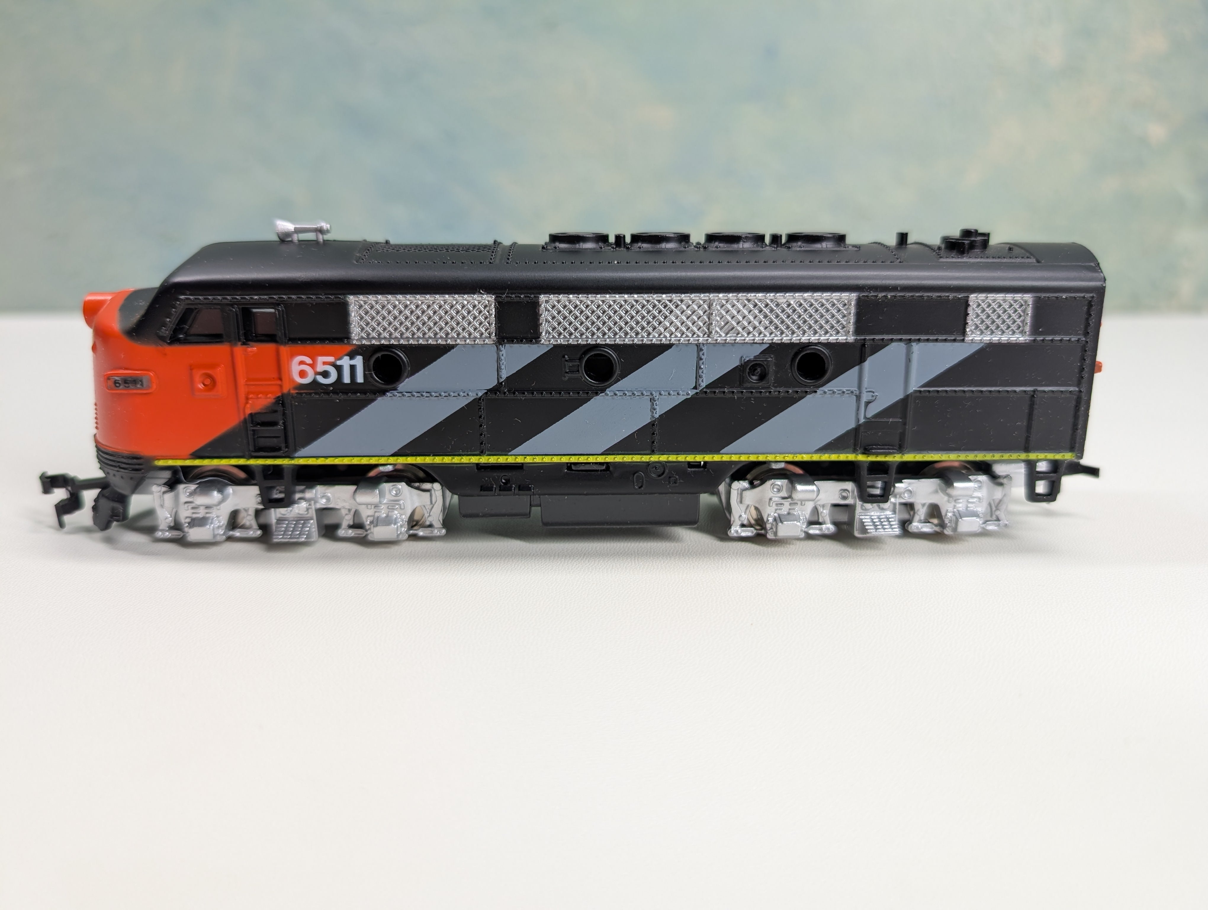 USED Model Power HO Scale F2 Diesel Locomotive Canadian National #6511 Runs Great DC