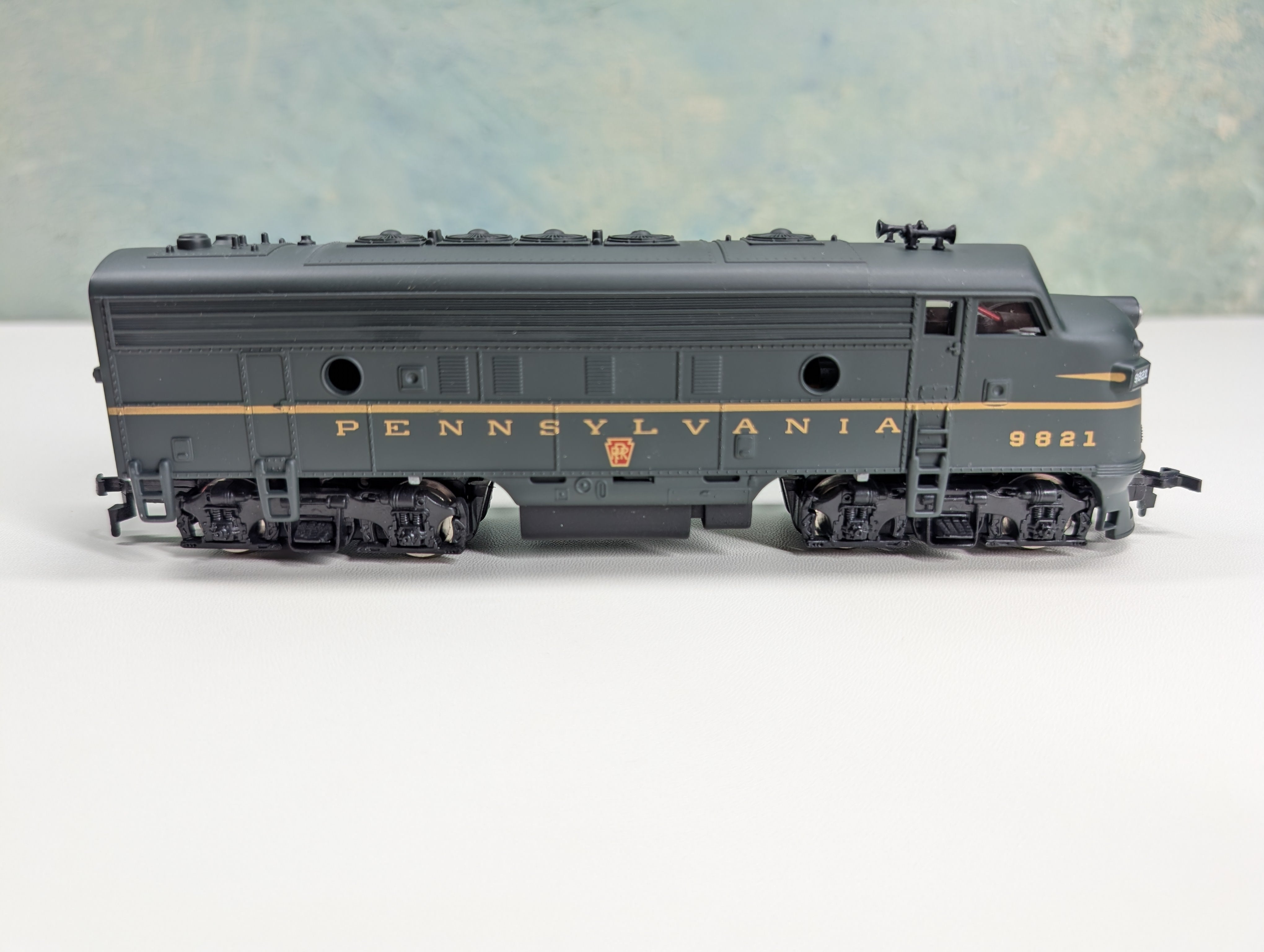 USED Mantua HO Scale F7A Diesel Locomotive Pennsylvania #9821 Runs Great DC