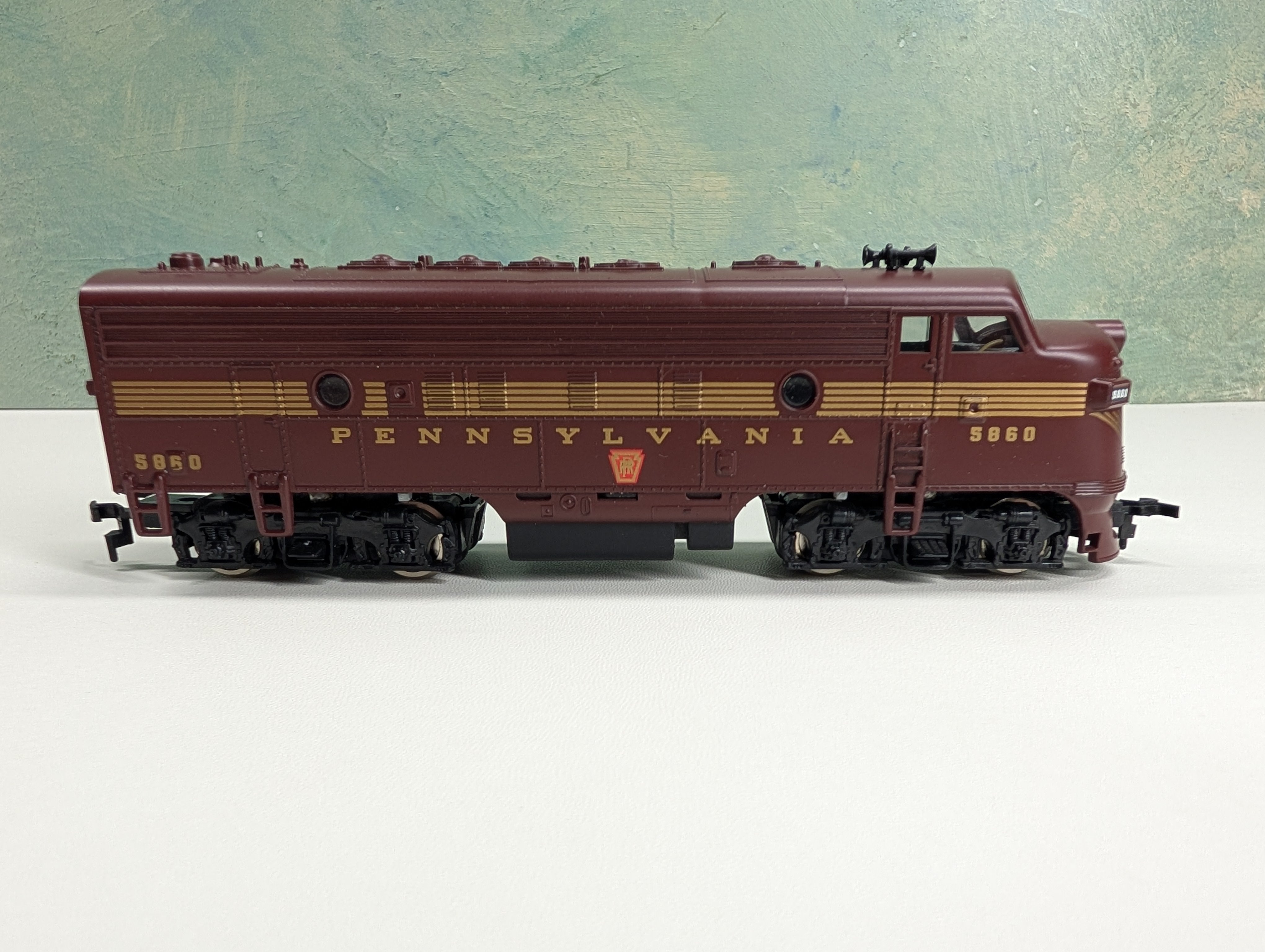 USED Mantua HO Scale F7A Diesel Locomotive Pennsylvania #5860 Runs Great DC