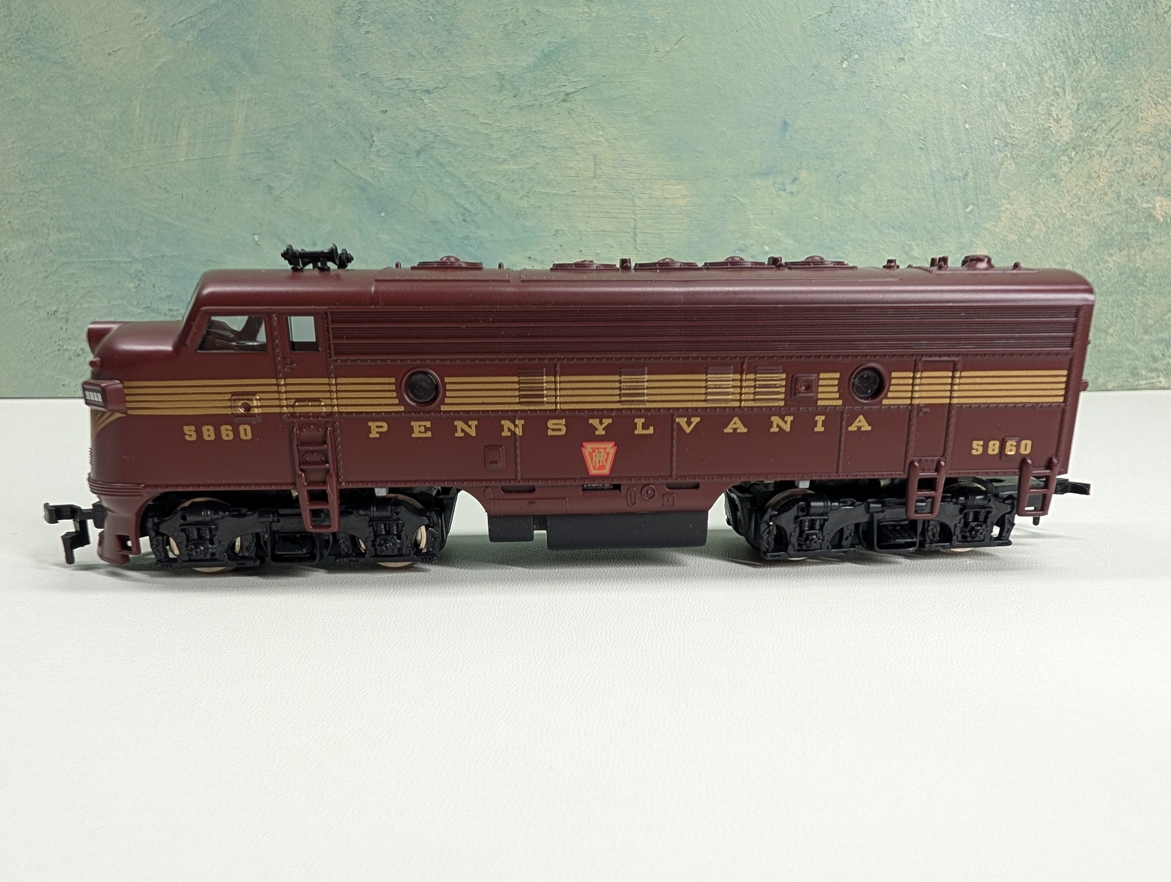 USED Mantua HO Scale F7A Diesel Locomotive Pennsylvania #5860 Runs Great DC