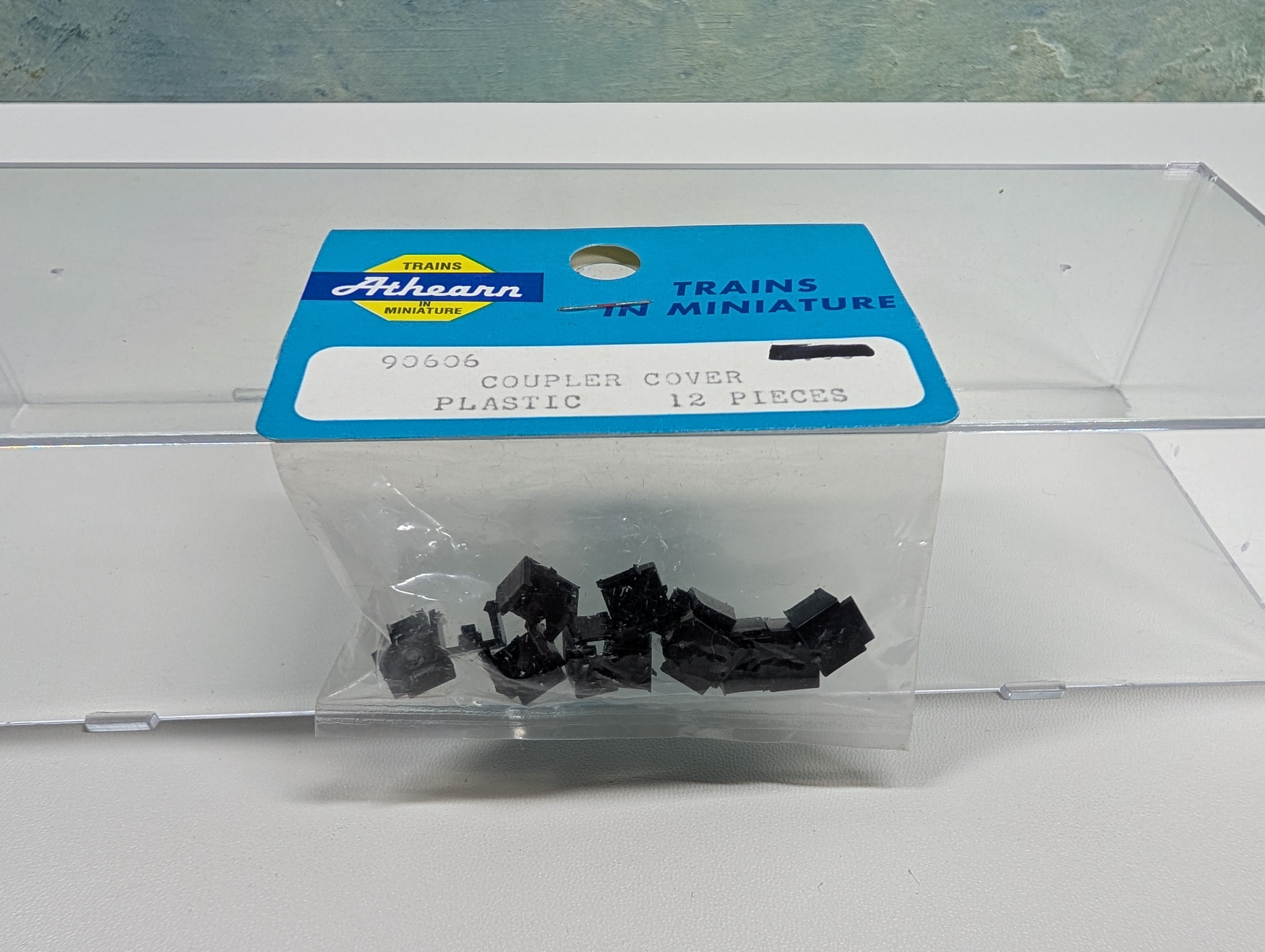 Athearn 70606 HO Scale Plastic Coupler Cover for Blue Box Locomotive (12 pcs)