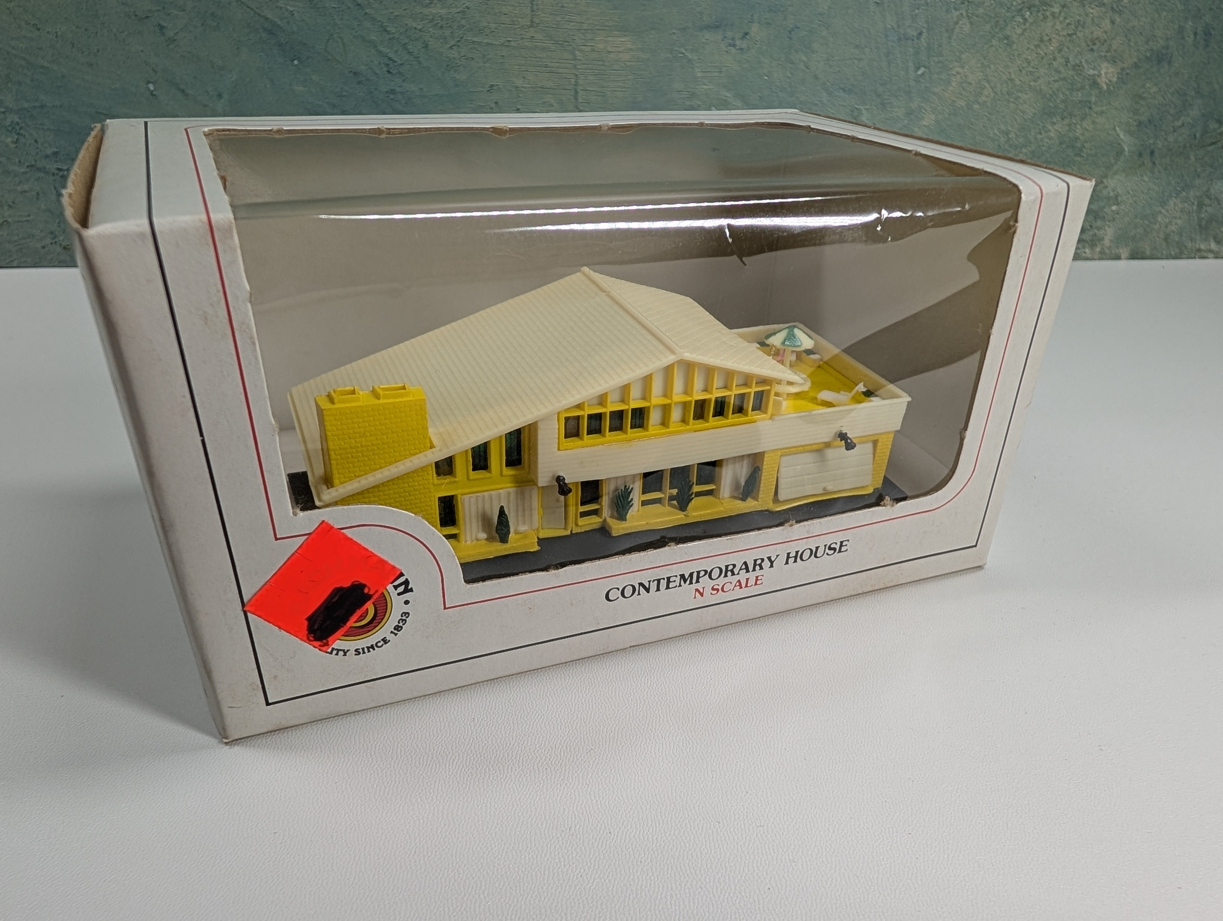 Bachmann 55-7409 N Scale Contemporary House