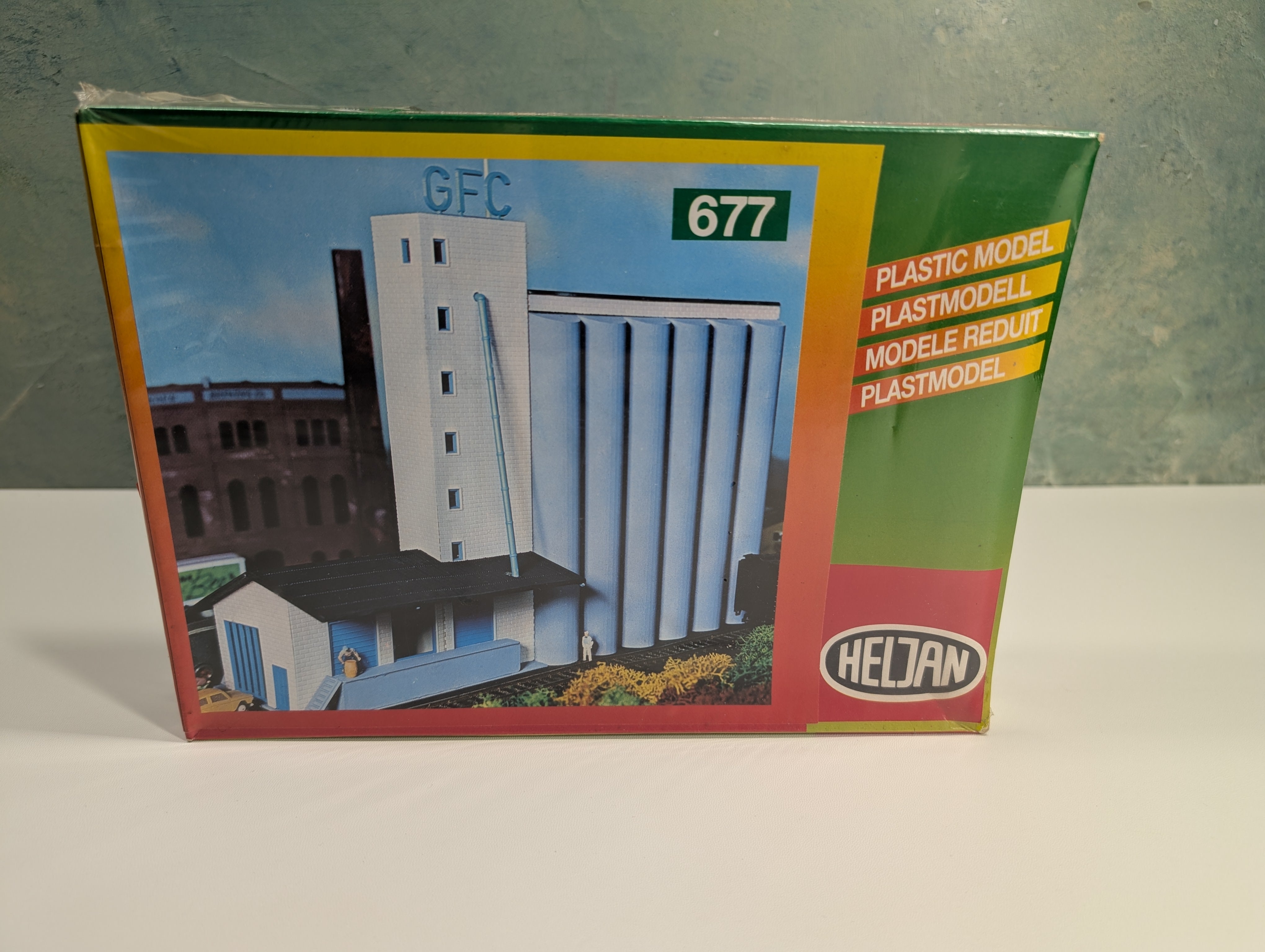 Heljan 677 N Scale Grain Silo, Farmers CO-OP Silo (Sealed) KIT
