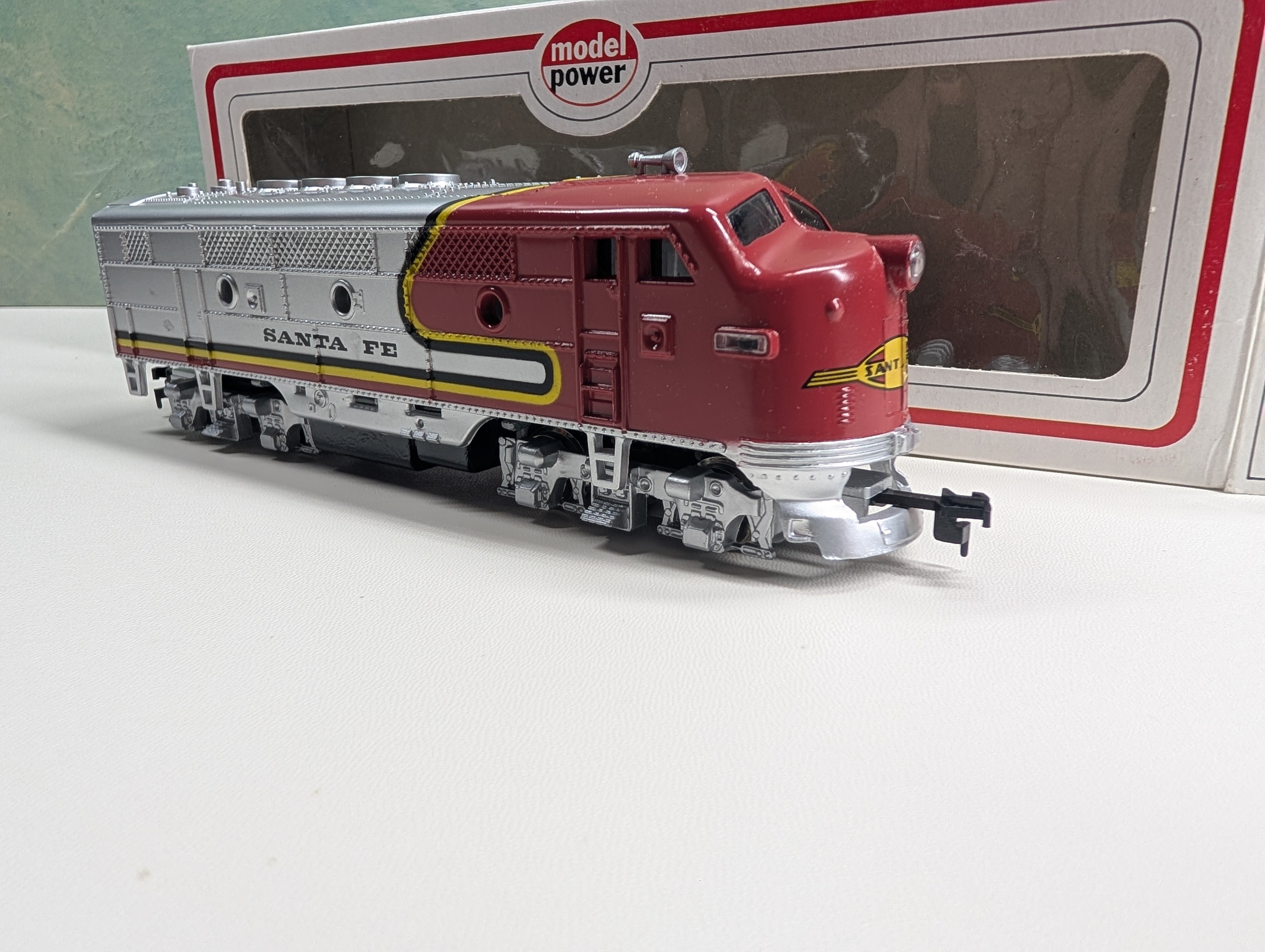 Model Power HO Scale F2 Diesel Locomotive Sant Fe ATSF Runs Great DC