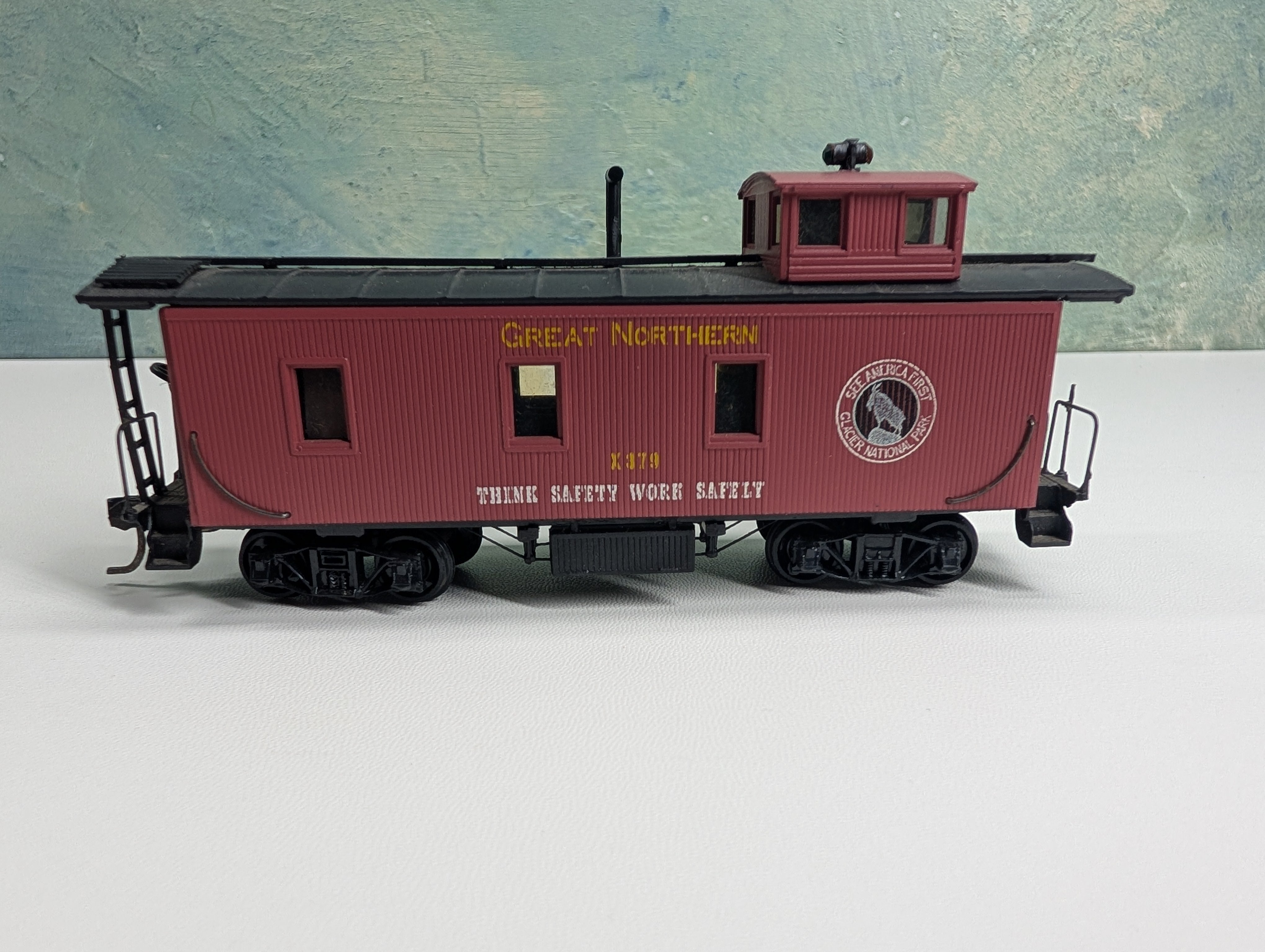 USED Roundhouse HO Scale Caboose Great Northern GN #X379